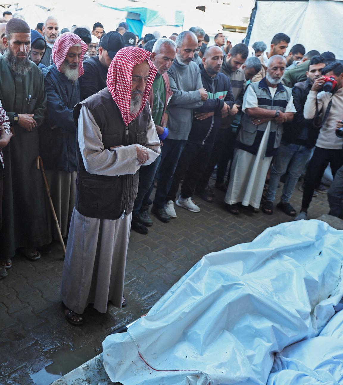 Gazaner trauern um Angehörige, die bei israelischen Angriffen getötet wurden, aufgenommen am 13.11.2024 in Deir Al-Balah