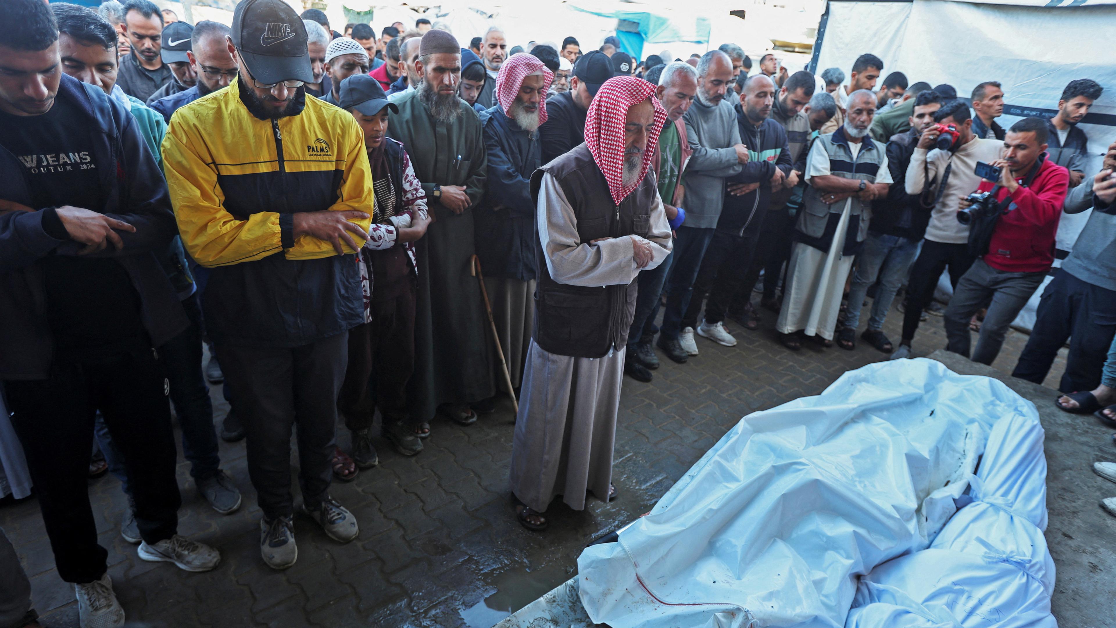 Gazaner trauern um Angehörige, die bei israelischen Angriffen getötet wurden, aufgenommen am 13.11.2024 in Deir Al-Balah