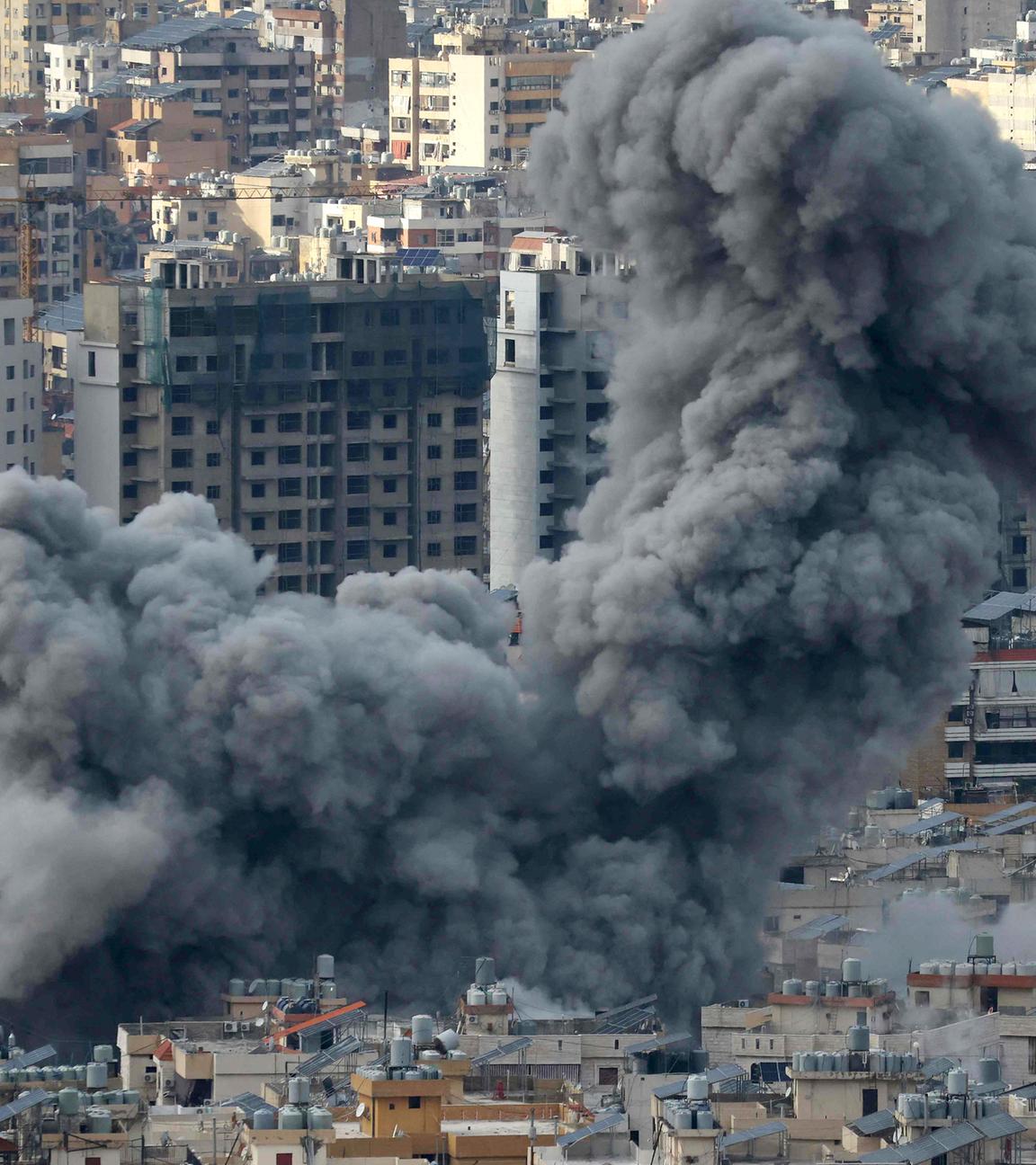 Rauch steigt vom Ort der israelischen Luftangriffe auf, aufgenommen am 25.11.2024 in Berut (Libanon)