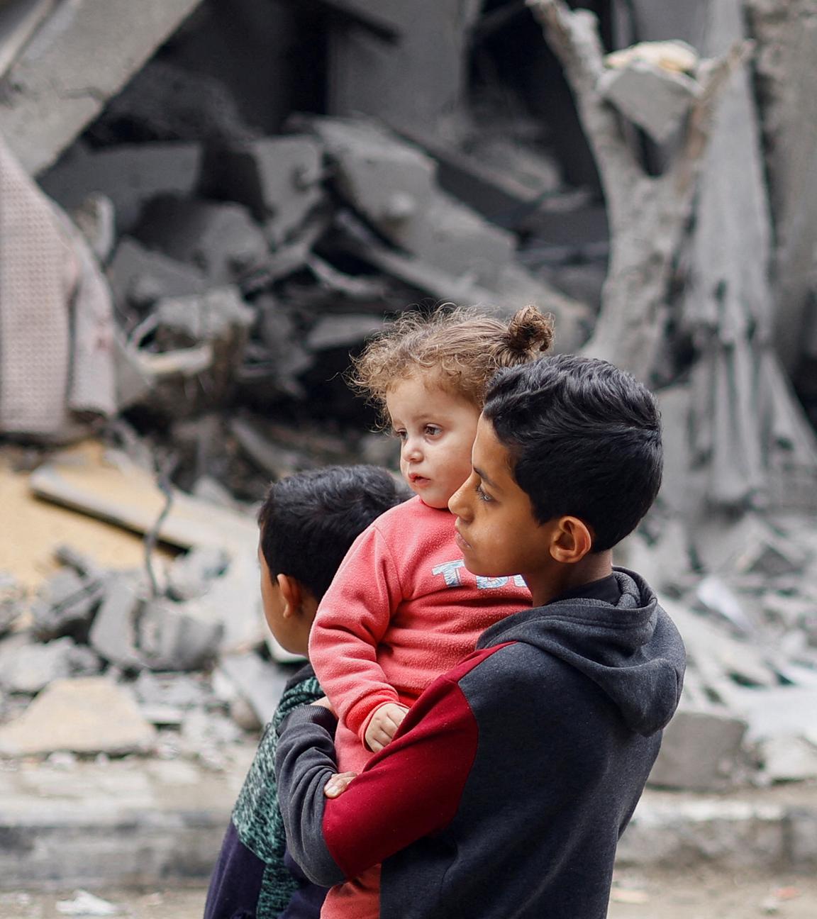 Palästinensische Kinder vor den Trümmern in Rafah