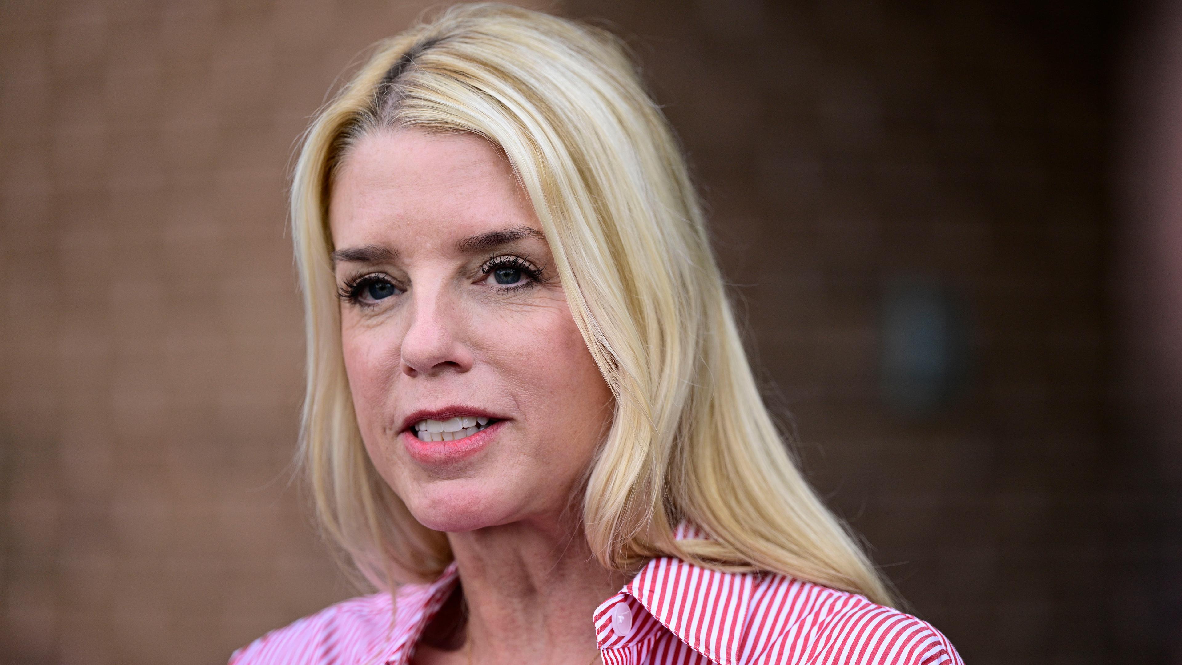 Pam Bondi, ehemalige Generalstaatsanwältin von Florida, spricht zu Reportern vor einer Schulung für ehrenamtliche Wahlhelfer am 18. Juni 2024 in Newtown, Pennsylvania. 