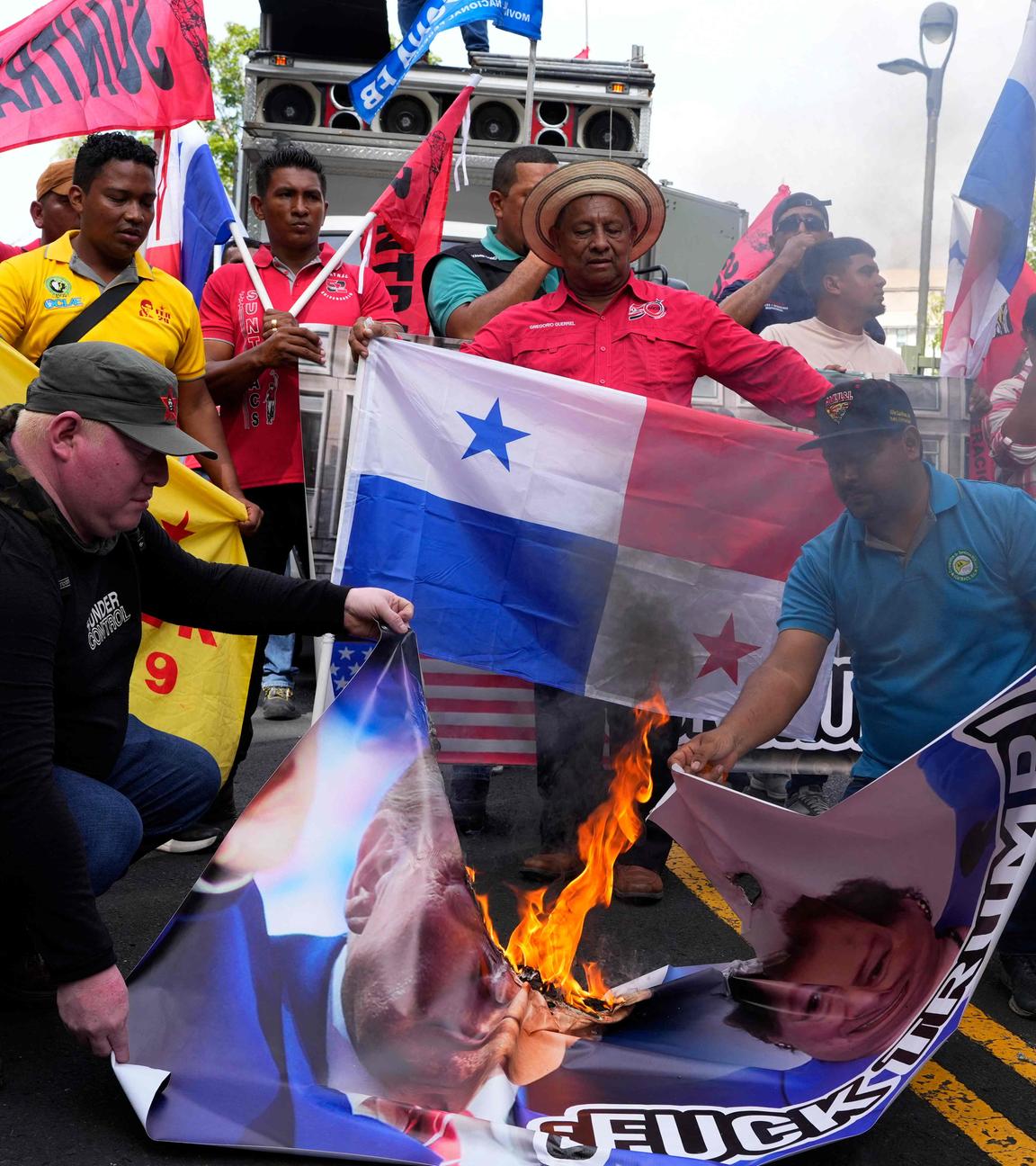 Demonstranten verbrennen ein Bild des designierten US-Präsidenten Donald Trump während eines Protestes vor der US-Botschaft in Panama-Stadt