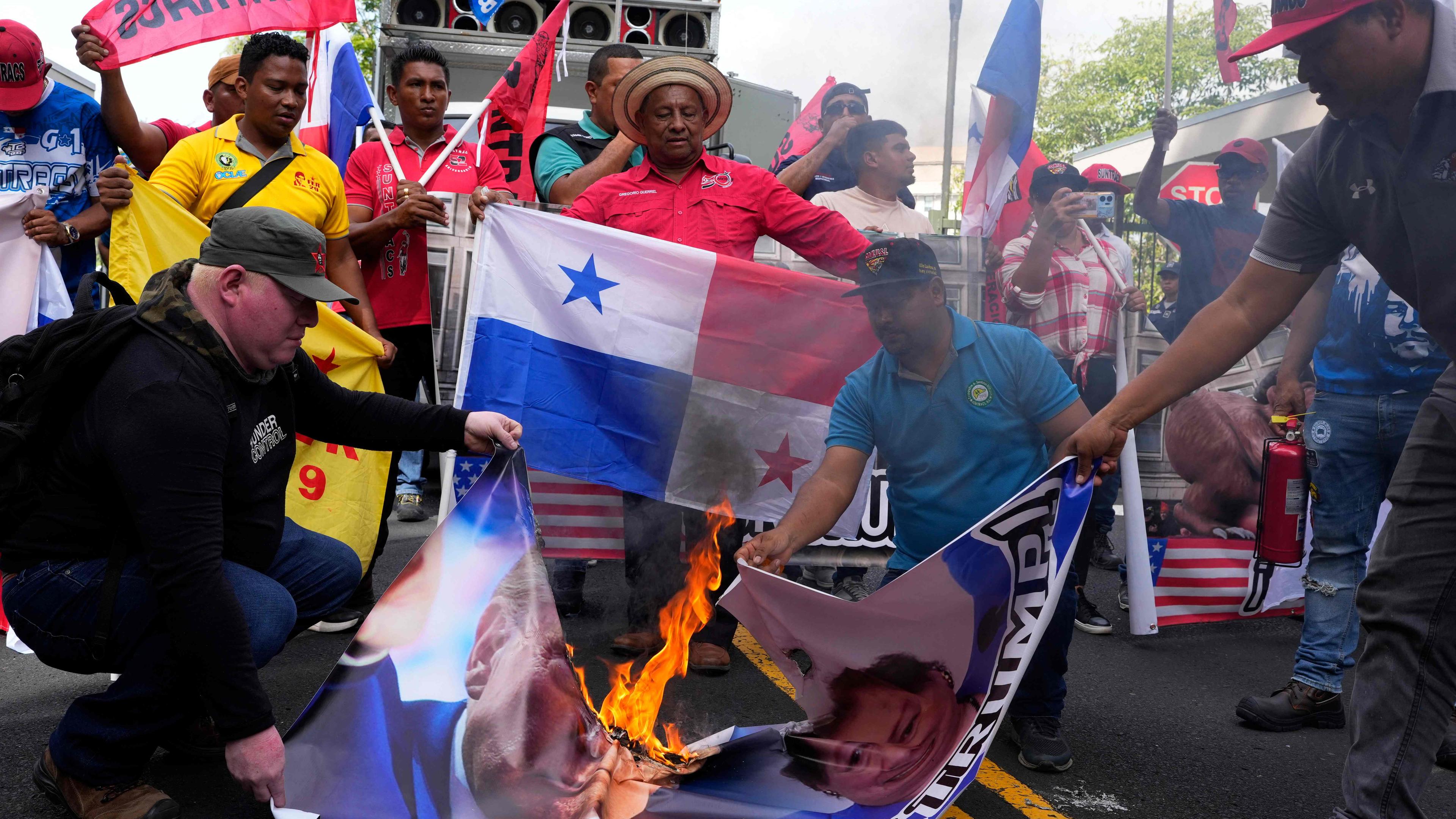 Demonstranten verbrennen ein Bild des designierten US-Präsidenten Donald Trump während eines Protestes vor der US-Botschaft in Panama-Stadt