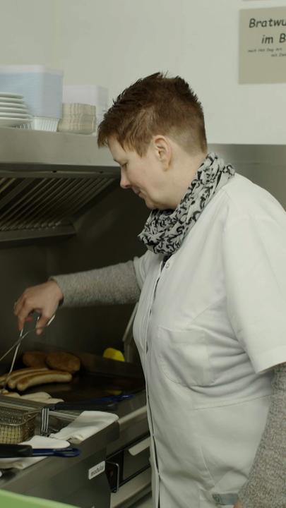 Heidemarie König steht in ihrem Imbiss an der Fritteuse.