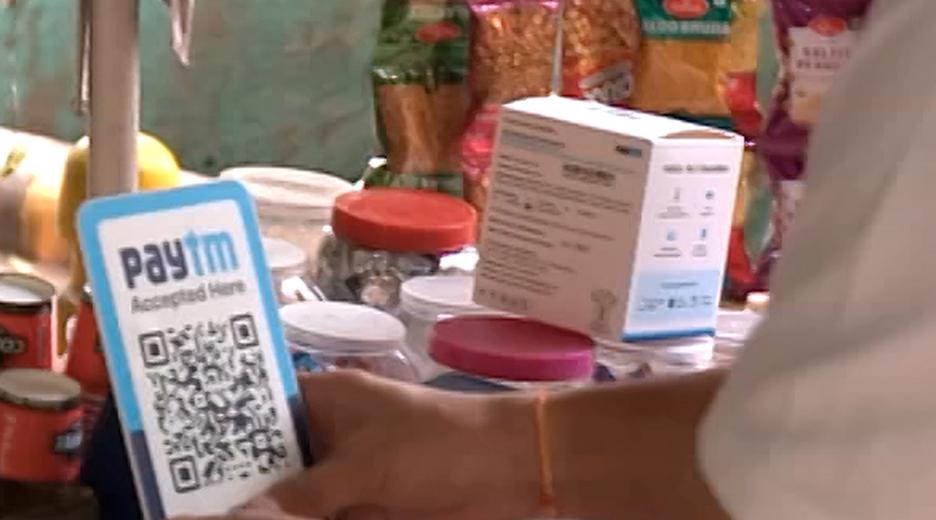 Ein Mann blickt auf einen QR-Code zum digitalen bezahlen.
