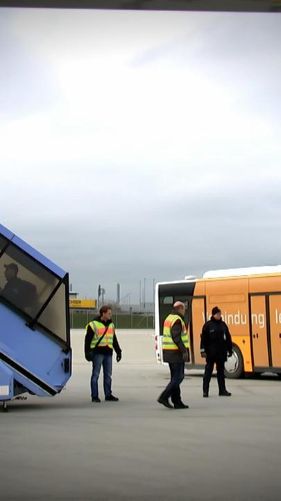 Abgeschobene Asylanten werden in das Flugzeug gesetzt.