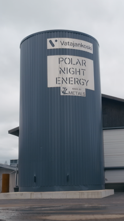 Ein großes Silo steht auf einem Betriebsgelände in Finnland. Im Silo befinden sich 600 Tonnen Sand, damit soll Energie gespeichert werden.