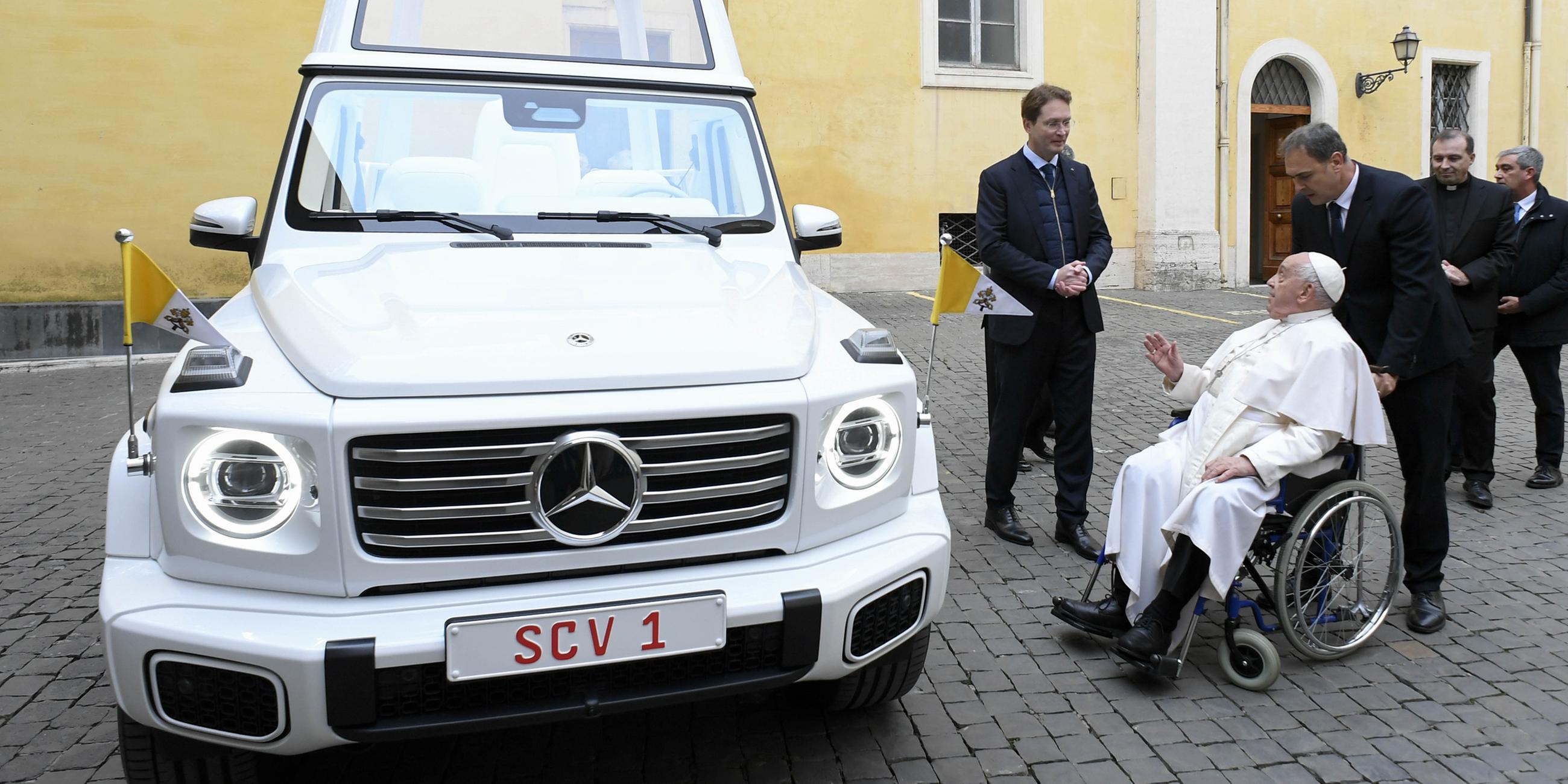 Papst Franziskus wird ein neues vollelektrisches Papamobil im Vatikan vorgestellt.