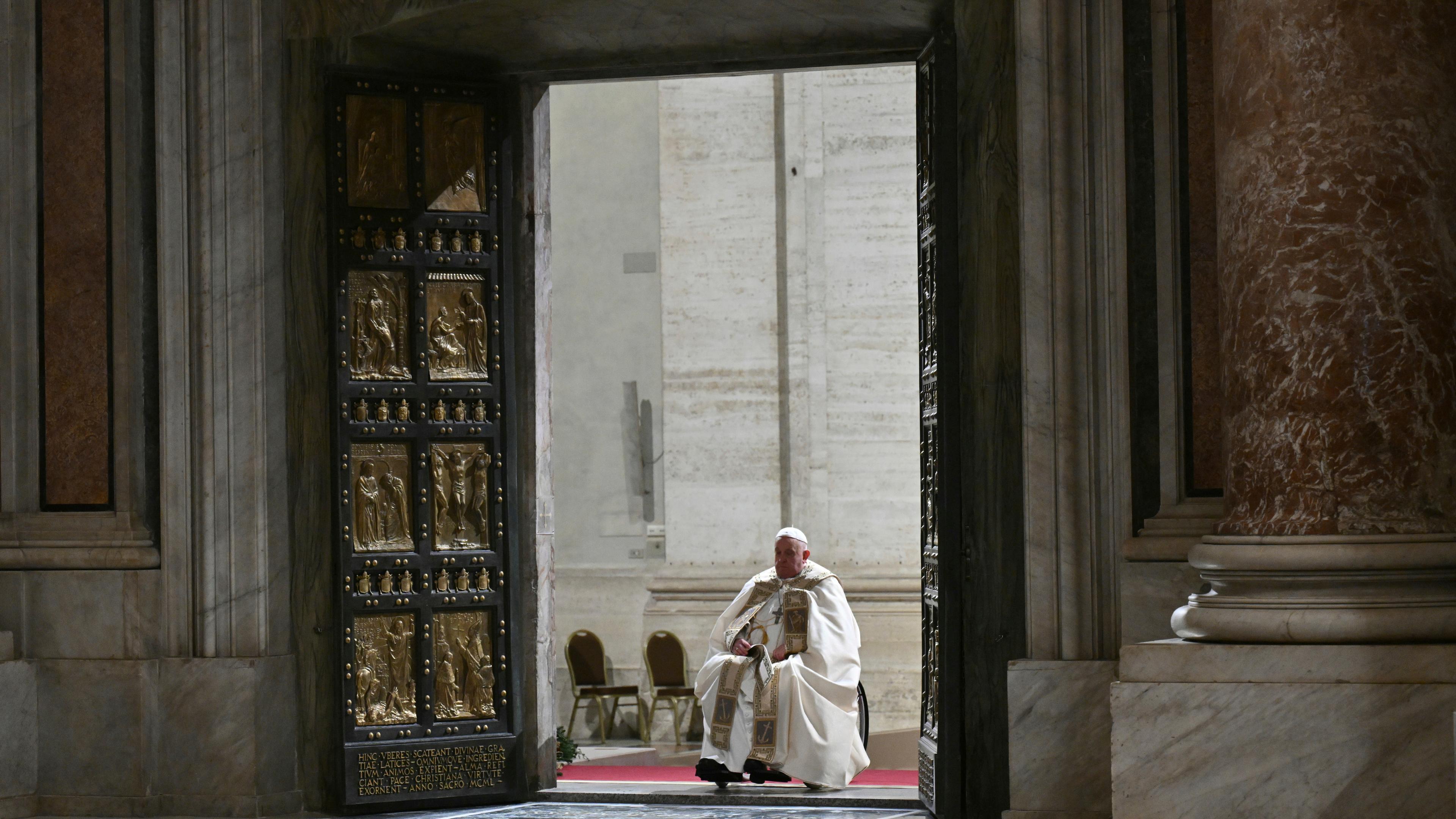 Papst Franziskus öffnet die Heilige Pforte des Petersdoms im Vatikan und markiert damit den Beginn des katholischen Heiligen Jahres 2025.