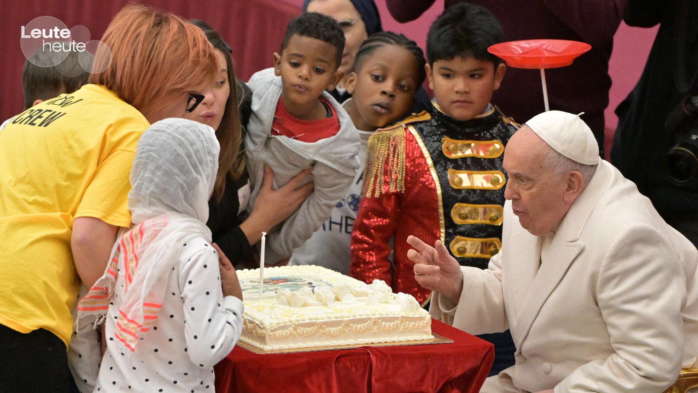 Papst Franziskus bläst eine Kerze auf einer Torte zu seinem 87. Geburtstag aus am 17.12.2023.