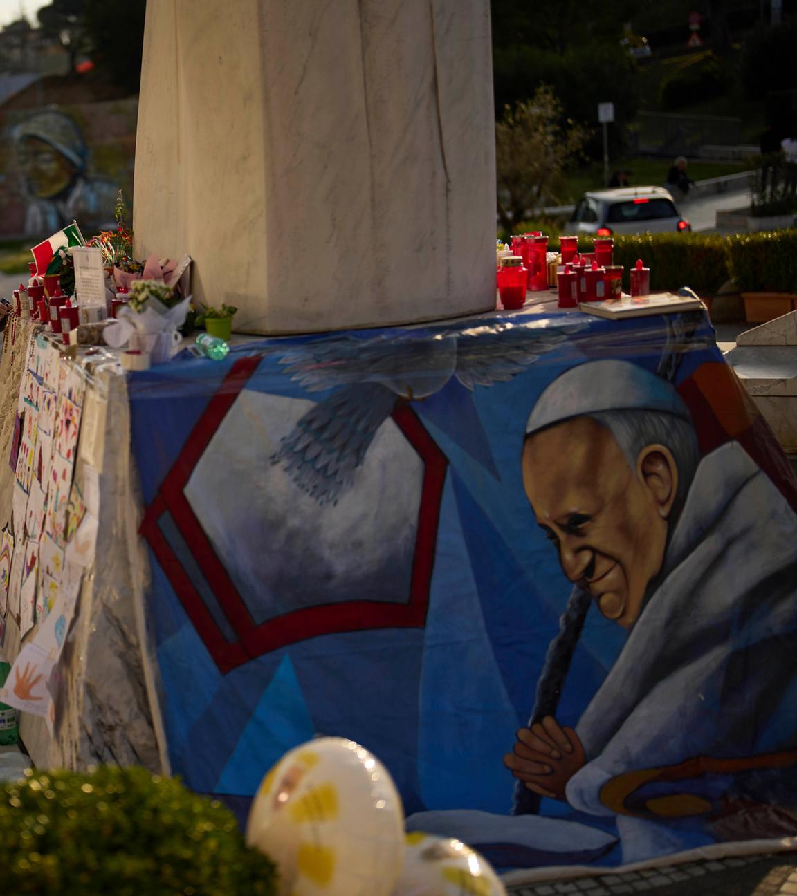 Eine Frau legt einen christlichen Rosenkranz vor dem Krankenhaus Agostino Gemelli nieder, in dem Papst Franziskus seit dem 14. Februar behandelt wird.