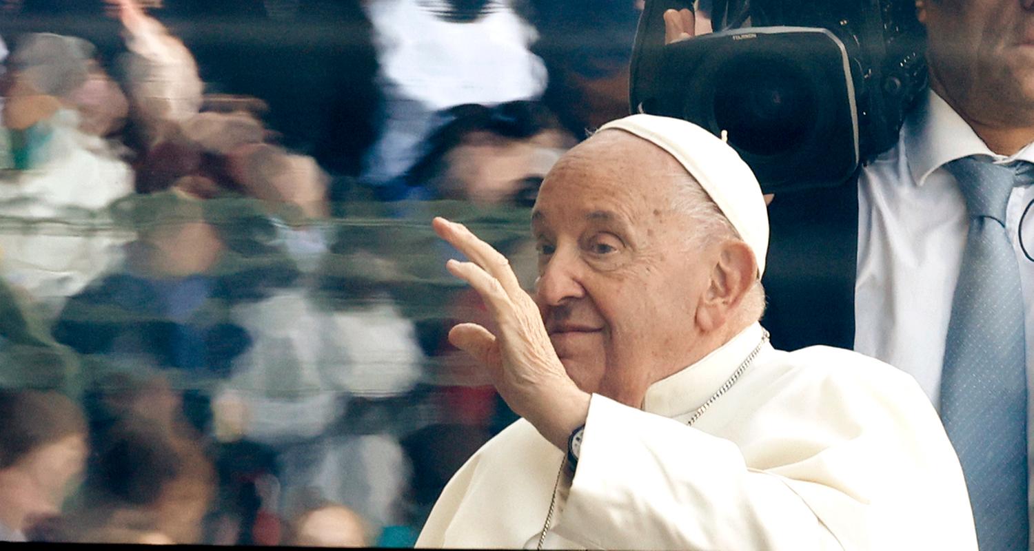 Belgien: Papst Franziskus winkt bei seiner Ankunft im König-Baudouin-Stadion, um die Heilige Messe zu leiten