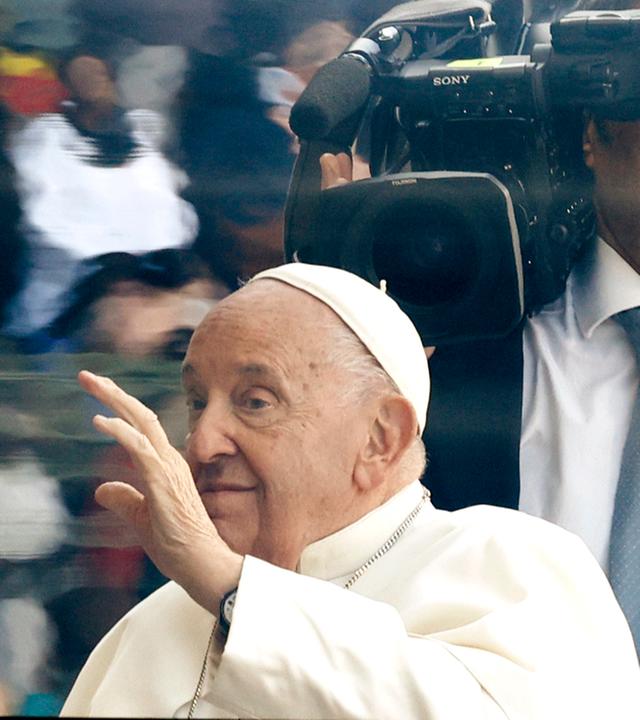 Belgien: Papst Franziskus winkt bei seiner Ankunft im König-Baudouin-Stadion, um die Heilige Messe zu leiten