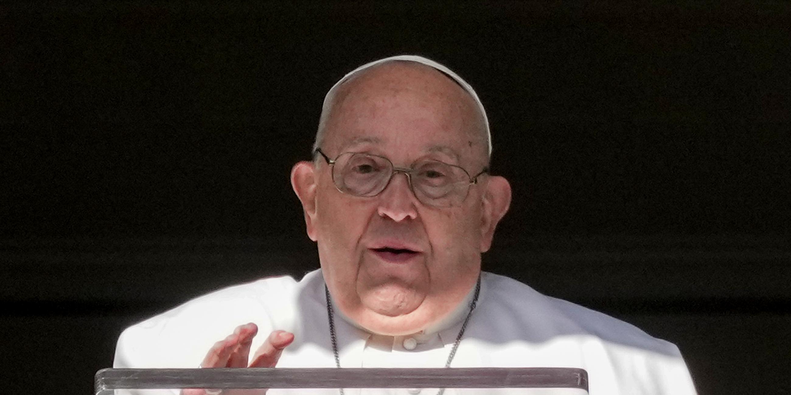 Papst Franziskus spricht das Angelus-Mittagsgebet mit Blick auf den Petersplatz im Vatikan.