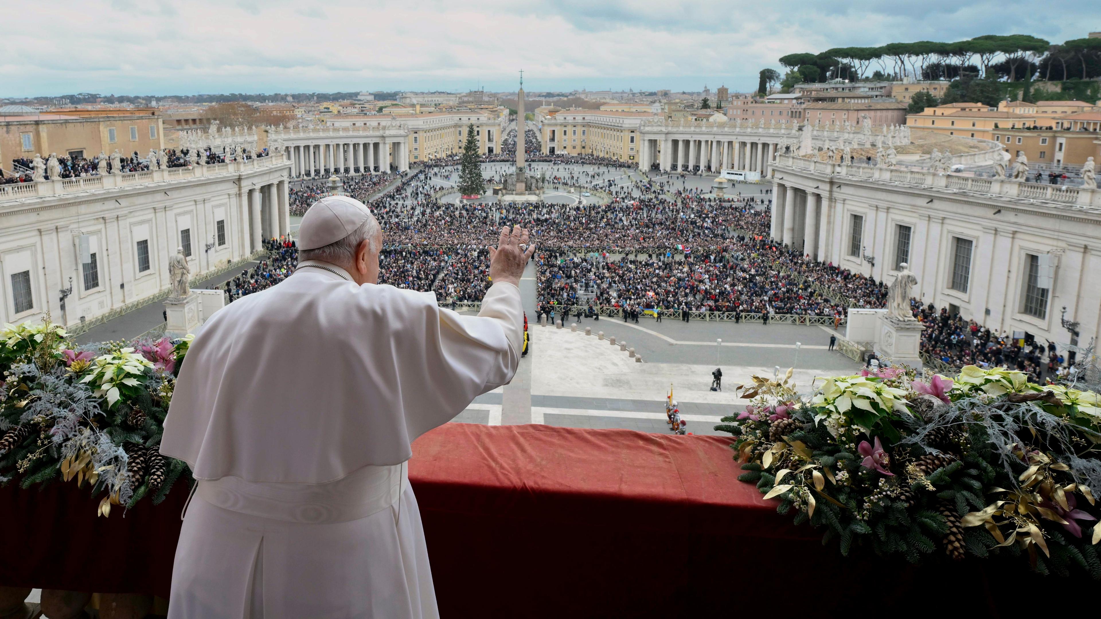 Papst Franziskus winkt vom Hauptbalkon des Petersdoms im Vatikan den Gläubigen zu, die sich zum Weihnachtssegen "Urbi et Orbi" versammelt haben