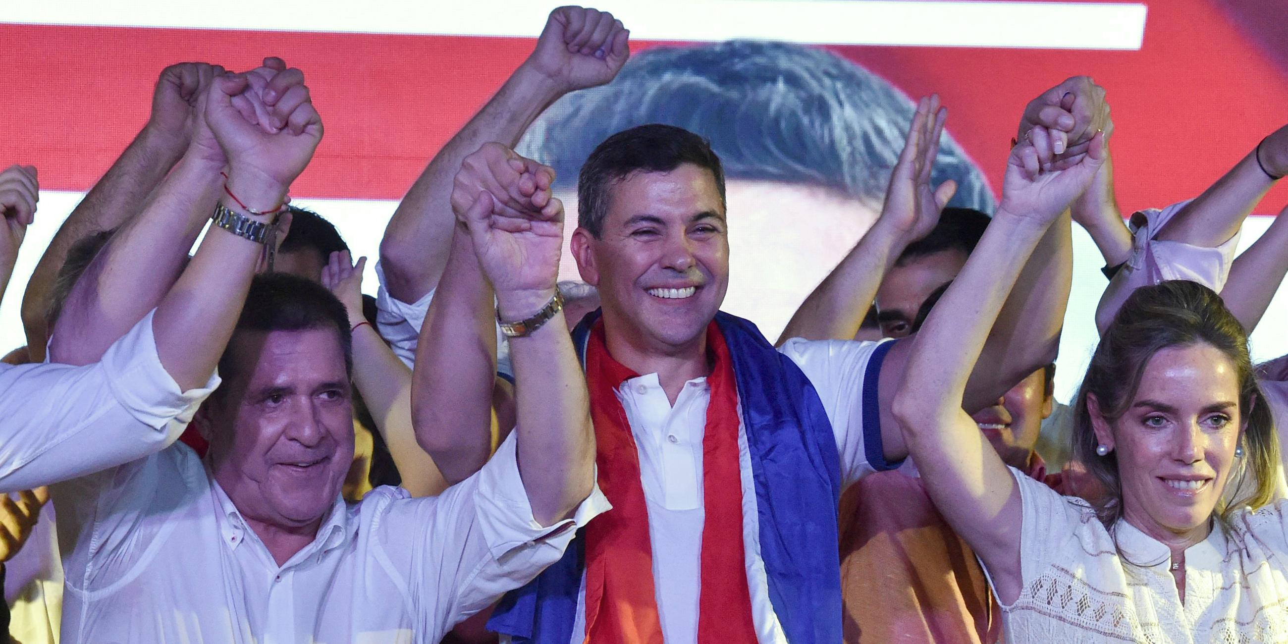 Santiago Peña feiert seinen Sieg bei den Präsidentschaftswahlen