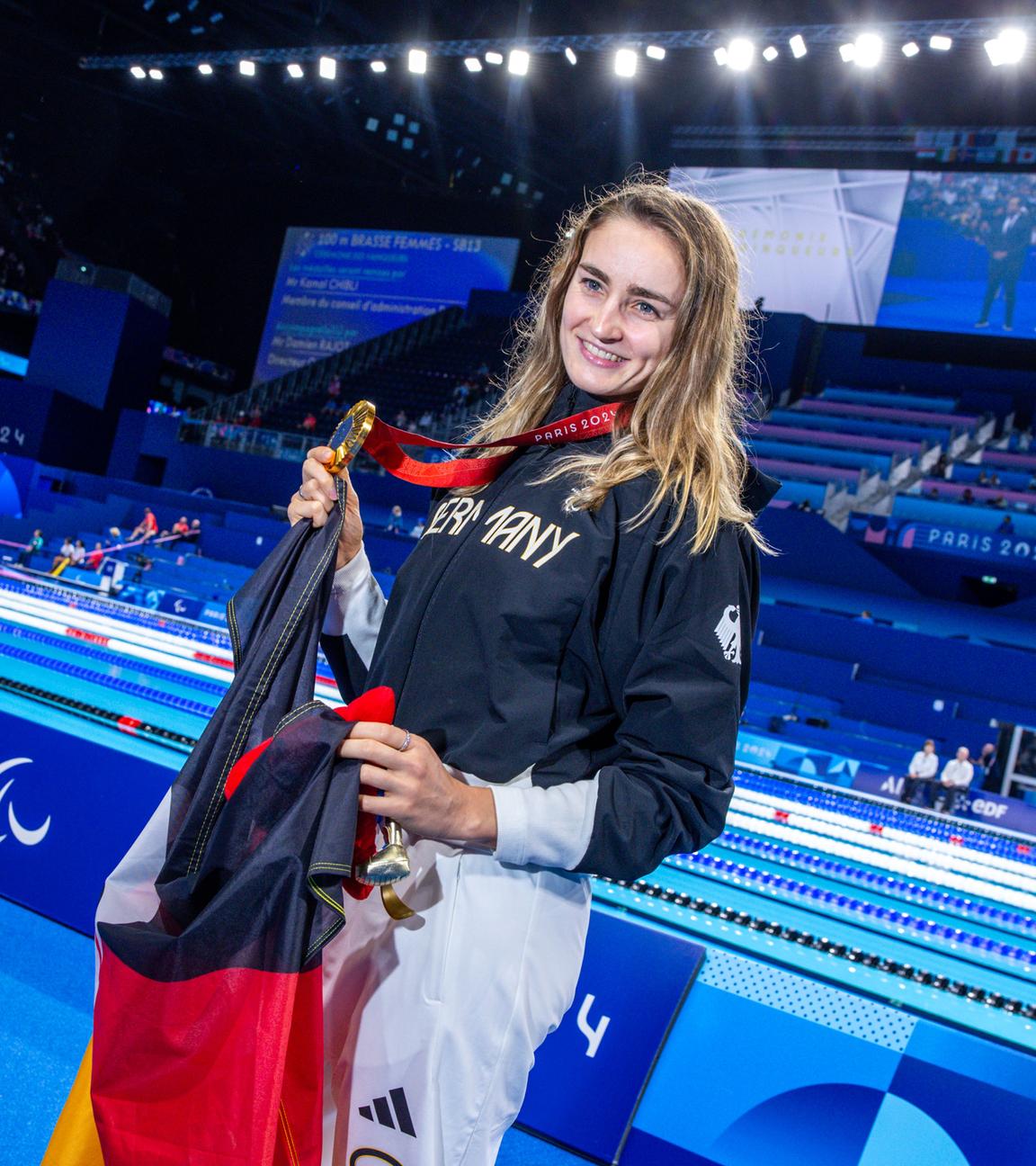 Elena Krawzow mit Goldmedaille und  Deutschland-Flagge