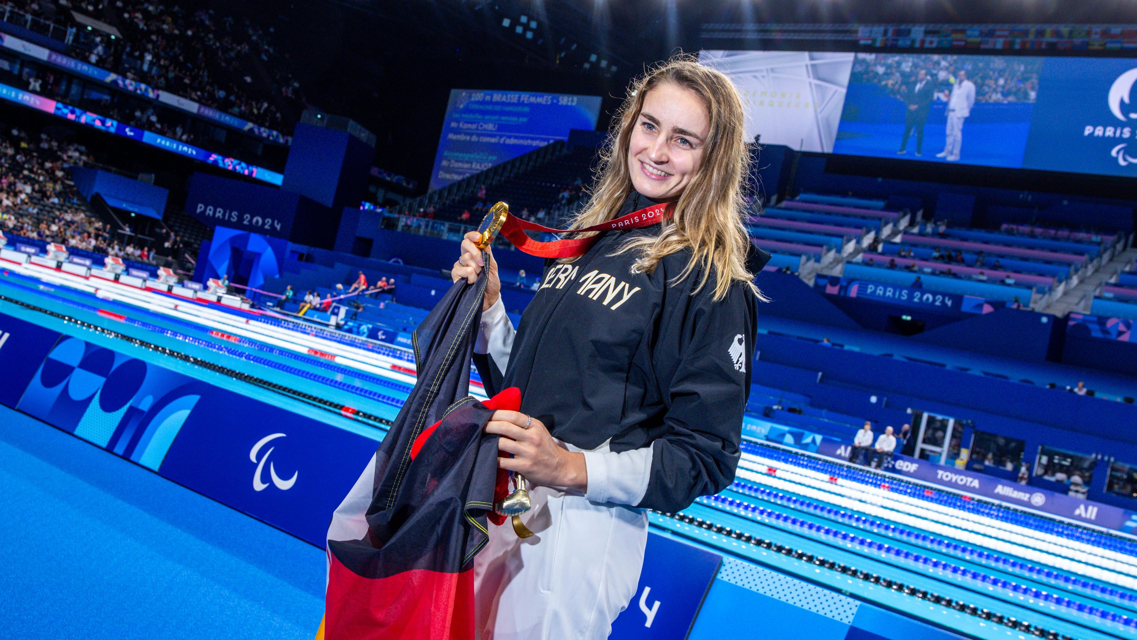 Elena Krawzow mit Goldmedaille und  Deutschland-Flagge