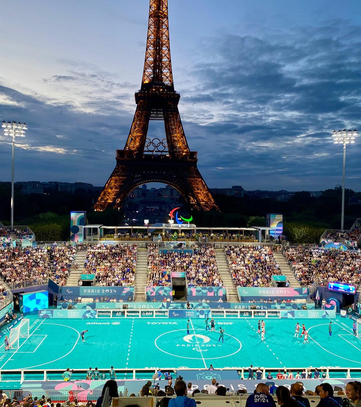 Vor dem Eiffelturm in Paris wird bei den Paralympics 2024 Blindenfußball in einer vollen Arena ausgetragen.