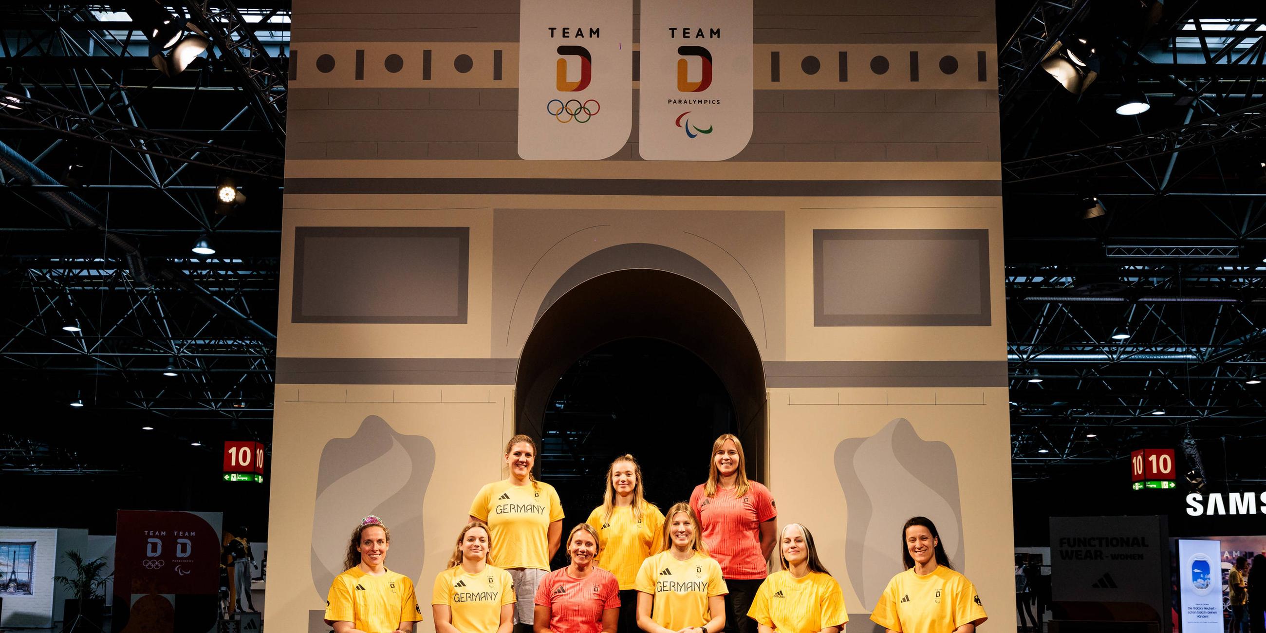 Die Athletinnen des deutschen Teams Rollstuhlbasketball bei der Einkleidung.