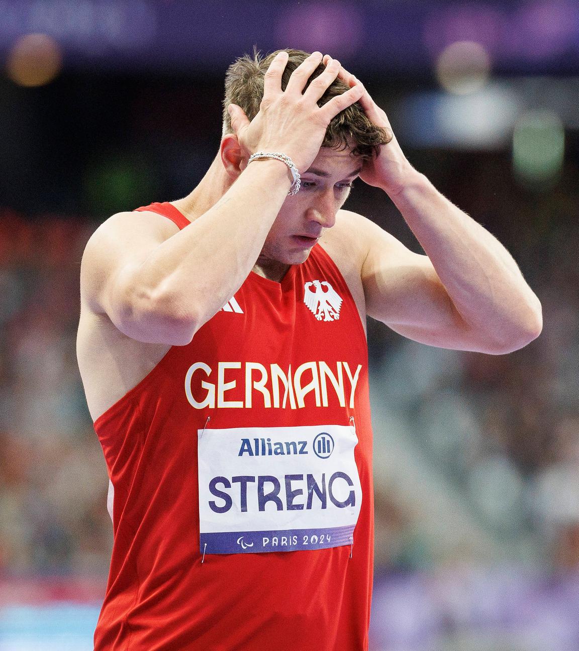 Der deutsche Para-Leichtathlet Felix Streng reagiert nach seiner Disqualifizierung im 200m Finale.