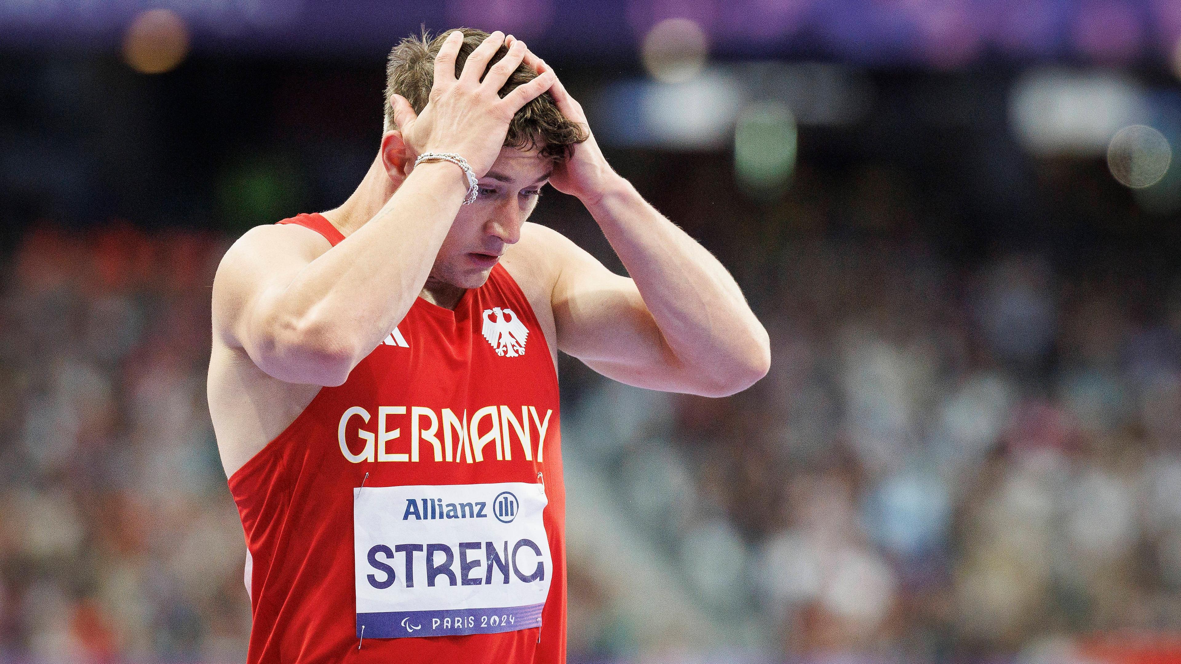 Der deutsche Para-Leichtathlet Felix Streng reagiert nach seiner Disqualifizierung im 200m Finale.