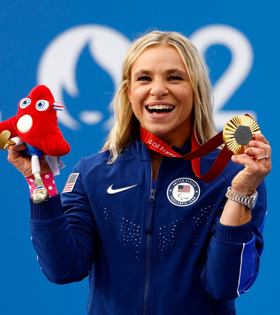 Die US-Amerikanerin Oksana Masters gewinnt die Goldmedaille bei den Paralympics 2024 in Paris.