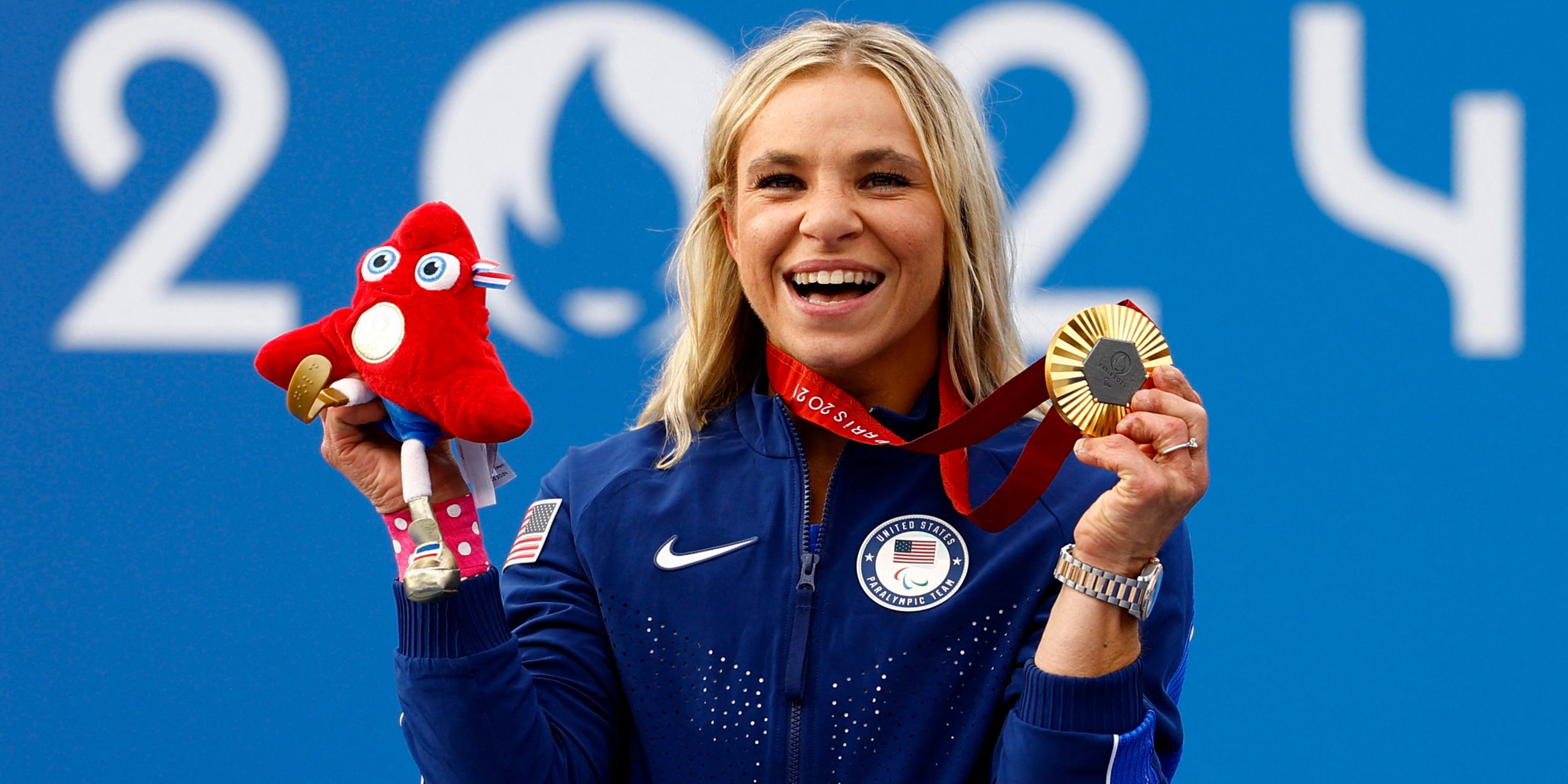 Die US-Amerikanerin Oksana Masters gewinnt die Goldmedaille bei den Paralympics 2024 in Paris.