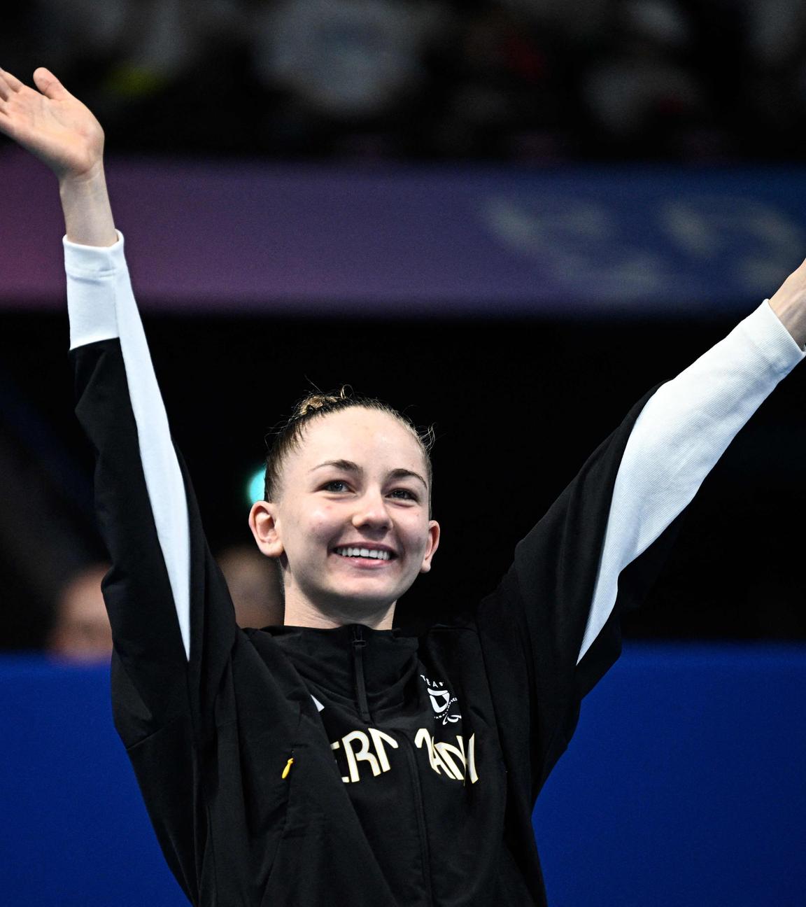 Die deutsche Bronzemedaillengewinnerin Mira Jeanne Maack jubelt auf dem Podium.