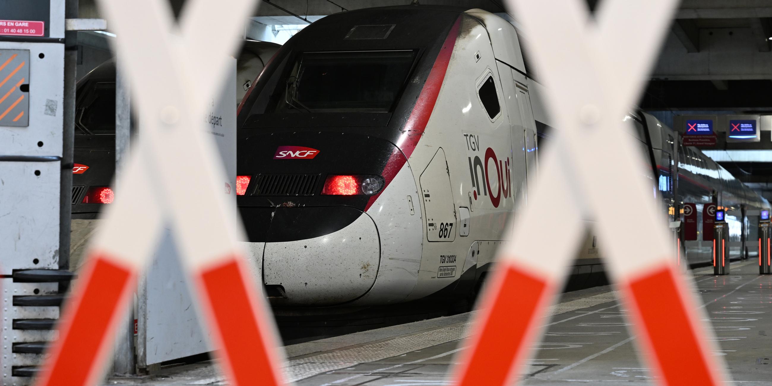 Vor den Olympischen Sommerspielen, Olympia Paris 2024, Olympia, Ein TGV der französischen Eisenbahngesellschaft SNCF steht im Bahnhof Gare Montparnasse.