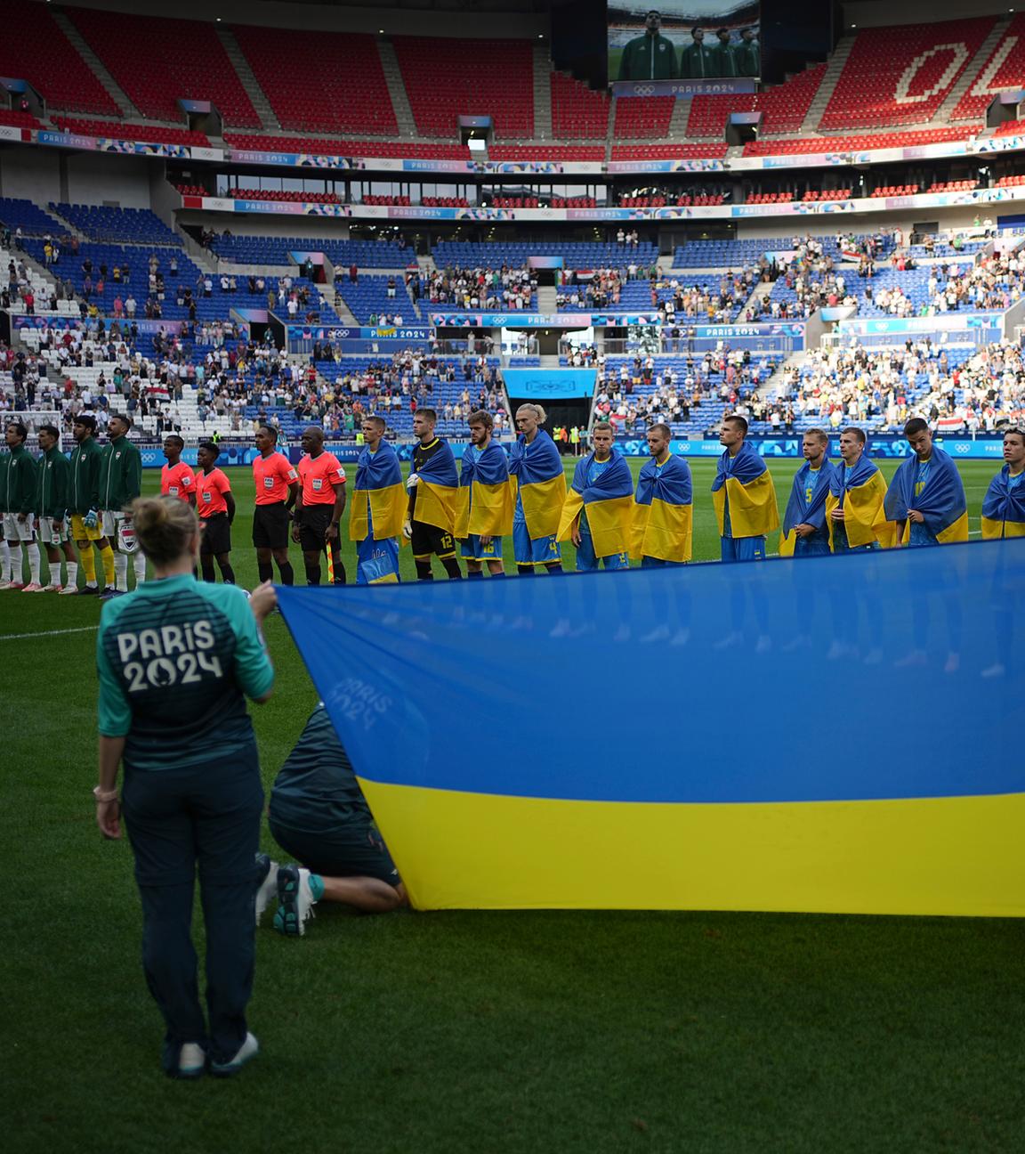Olympia, Olympische Sommerspiele, Paris 2024, Fußball, Irak - Ukraine, Vorrunde, Gruppe B, 1. Spieltag, die ukrainischen Spieler hören sich vor dem Spiel die Nationalhymne an. 