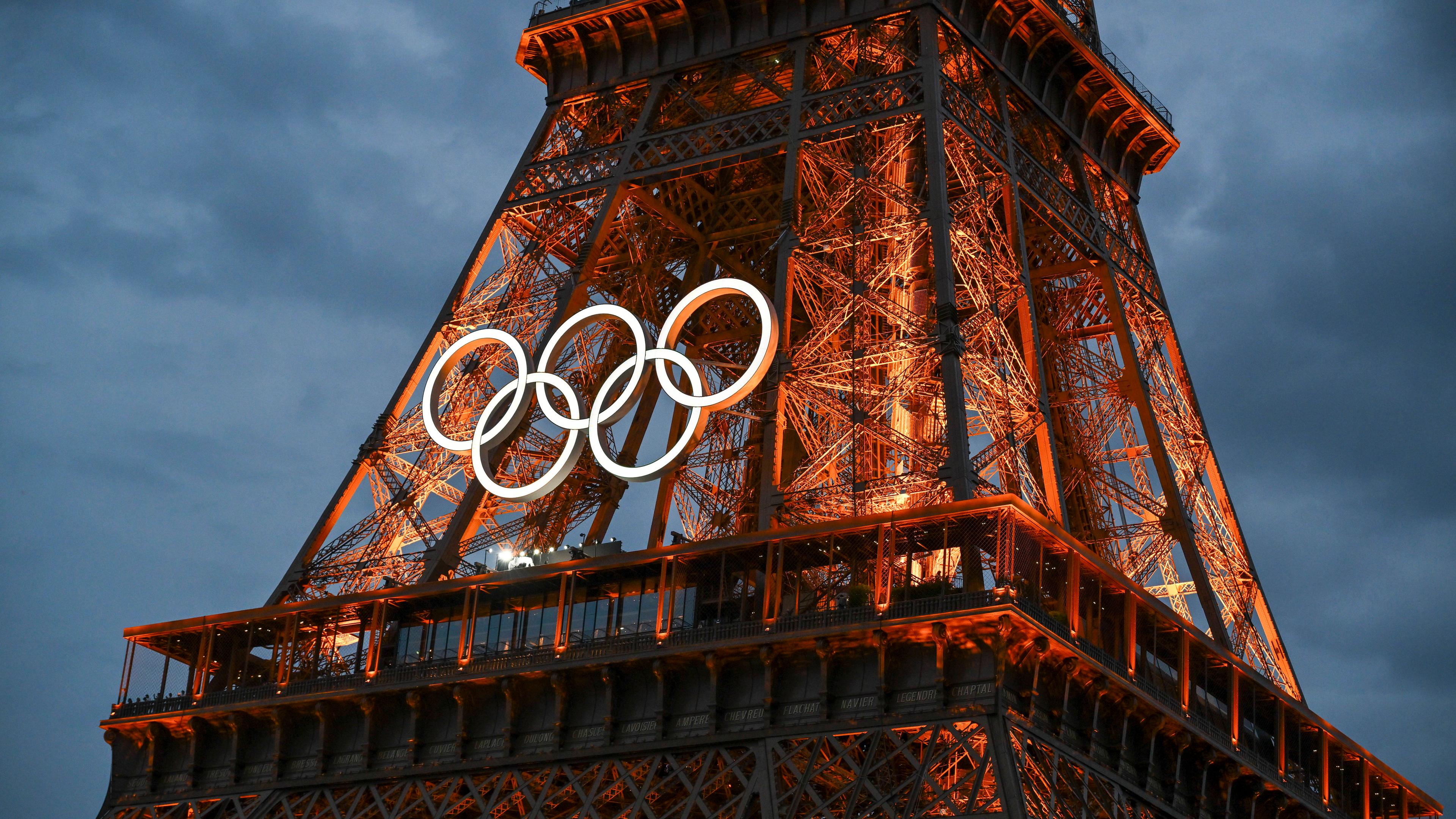 Der beleuchtete Eiffelturm mit den fünf Olympischen Ringen während der Olympischen Spiele 2024 in Paris, Paris, Frankreich.