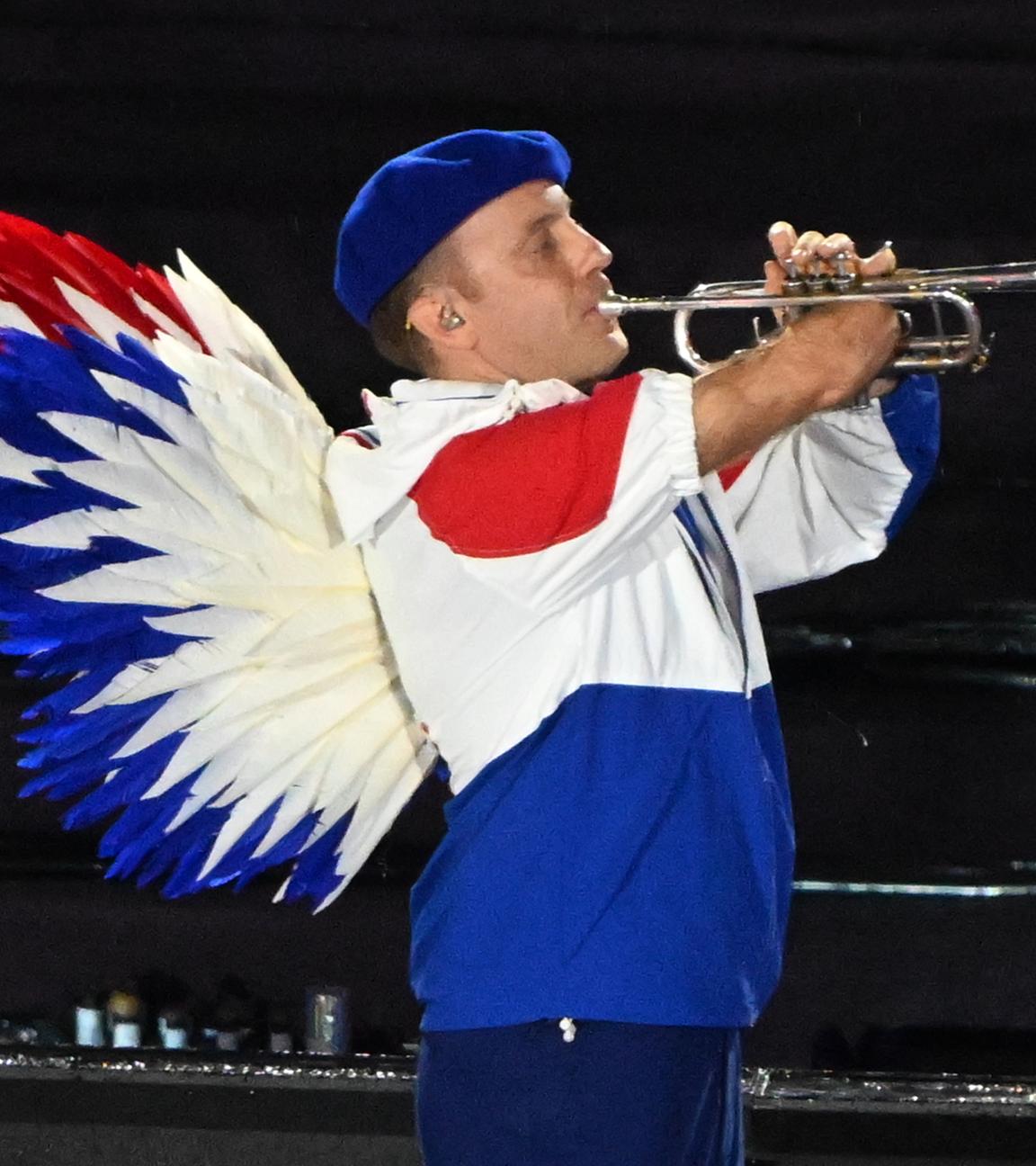 Ein Trompeter spielt die französische Nationalhymne "Marseillaise" bei der Abschlussfeier der Paralympischen Spielen.