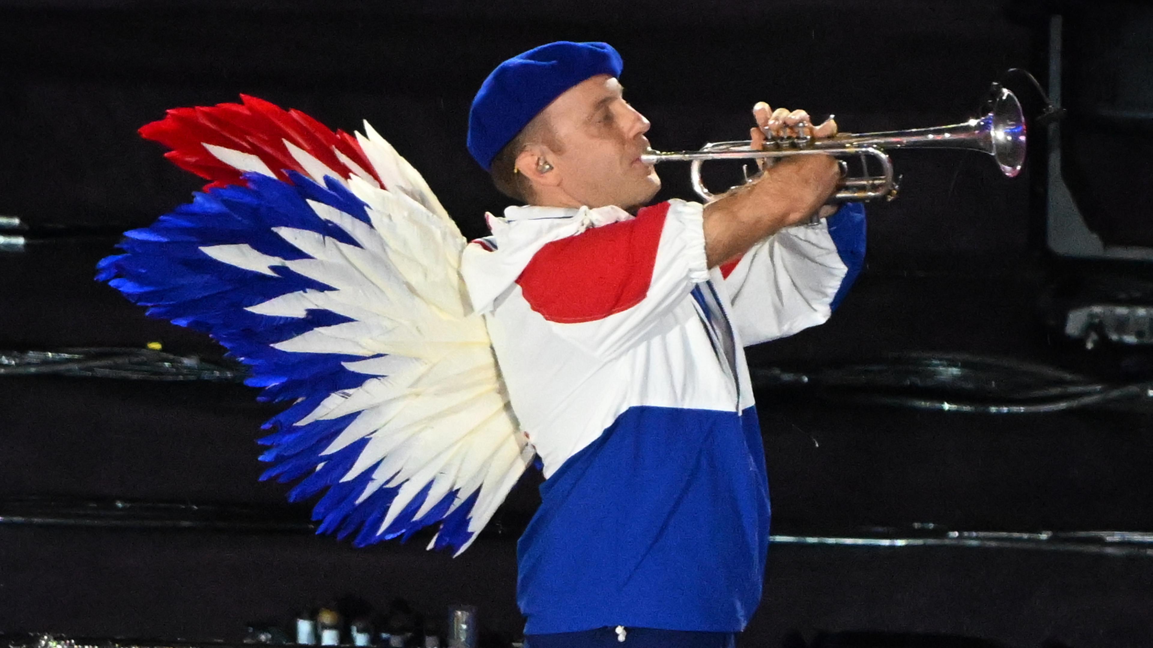 Ein Trompeter spielt die französische Nationalhymne "Marseillaise" bei der Abschlussfeier der Paralympischen Spielen.