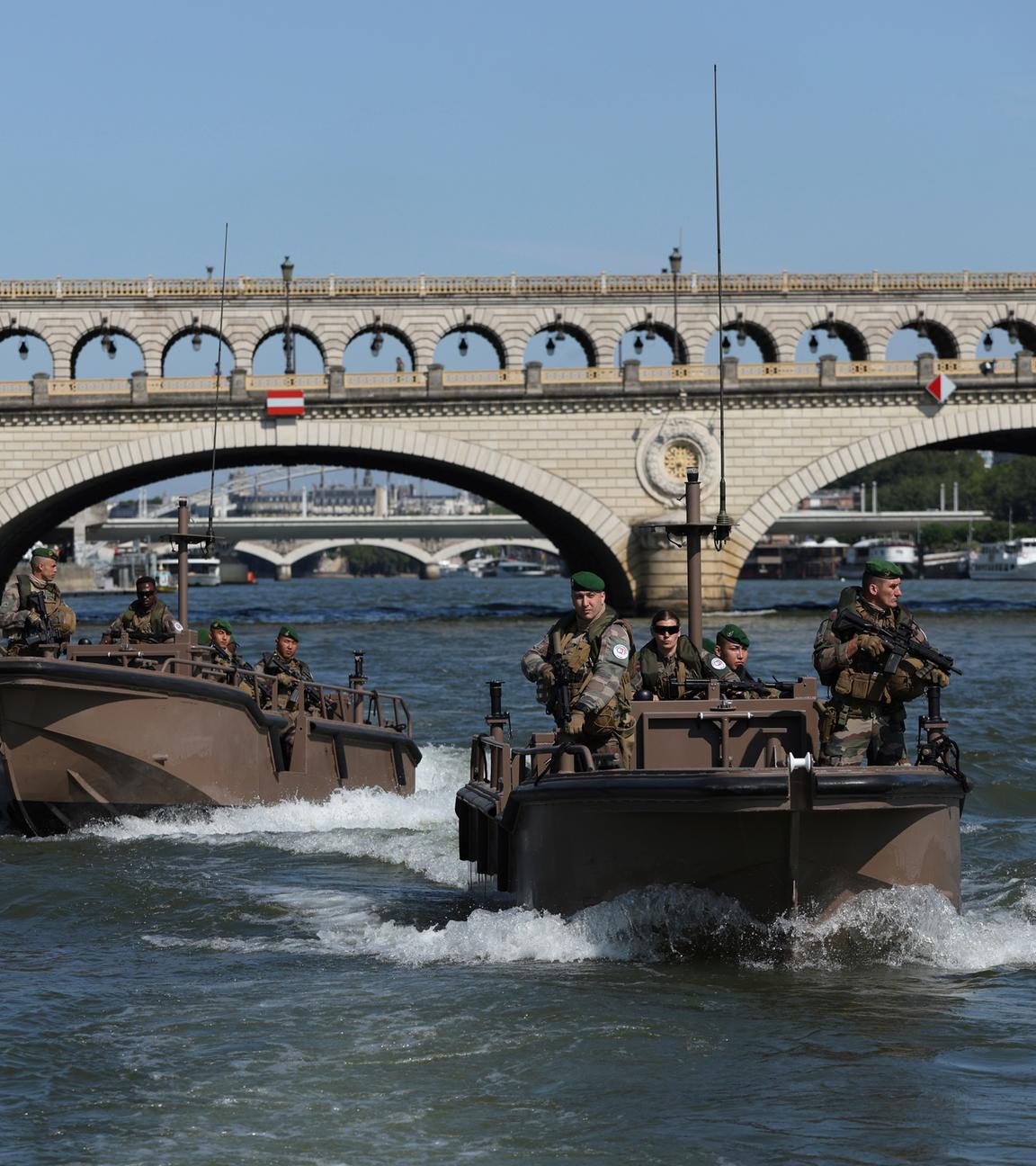  Soldaten patrouillieren mit Booten auf der Seine. 