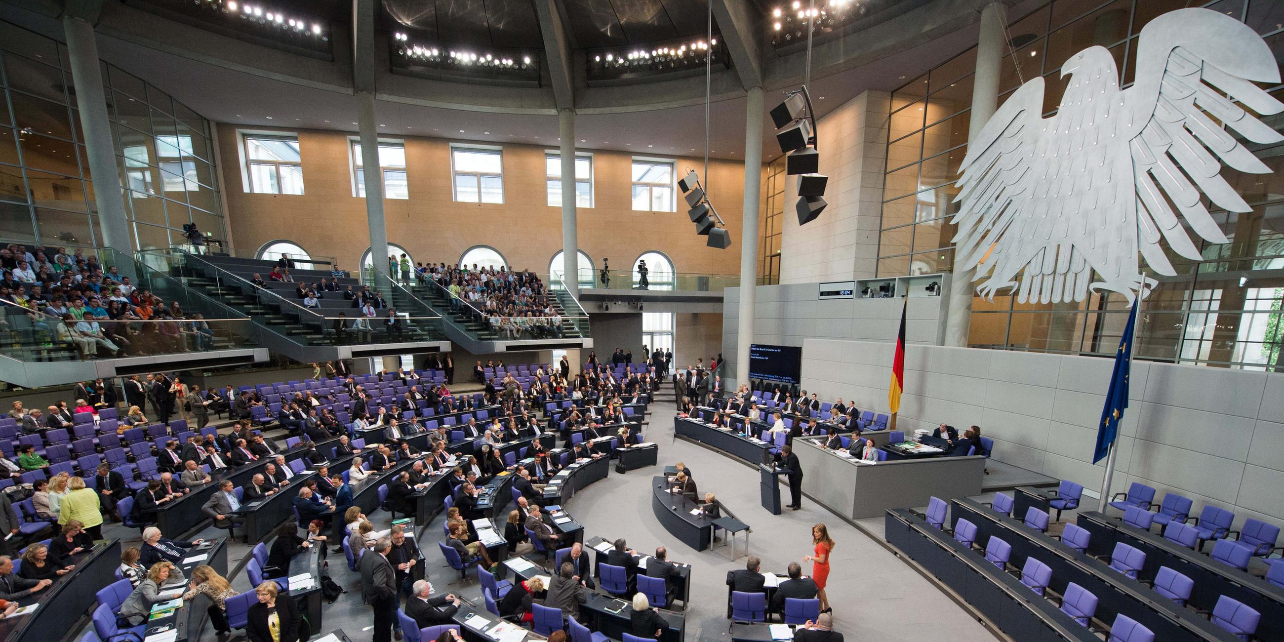 Die Abgeordneten des Bundestags treffen sich im Parlament und sprechen über wichtige Entscheidungen in Deutschland.