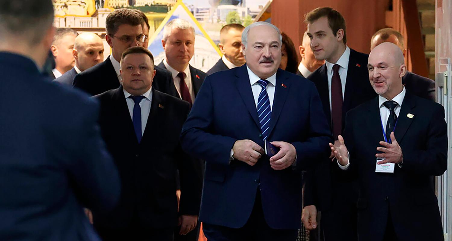 Belarus, Minsk: Auf diesem vom Pressedienst des belarussischen Präsidenten zur Verfügung gestellten Foto geht Alexander Lukaschenko, Präsident von Belarus, vor der Stimmabgabe zur Parlamentswahl in einem Wahllokal.