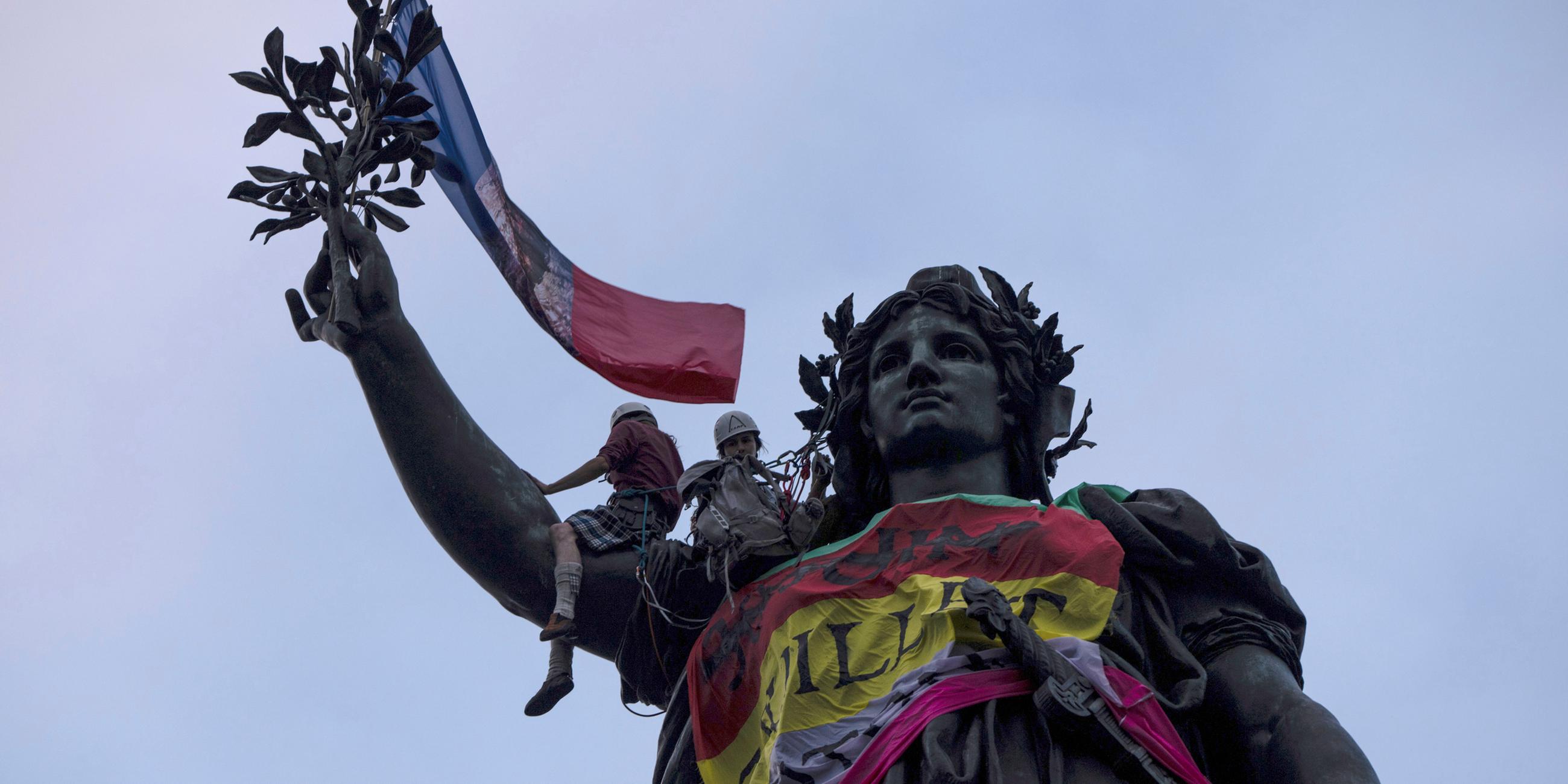 Frankreich, Paris: Auf dem mit Fahnen geschmückten Platz der Republik versammeln Menschen, um gegen Rechts zu protestieren.