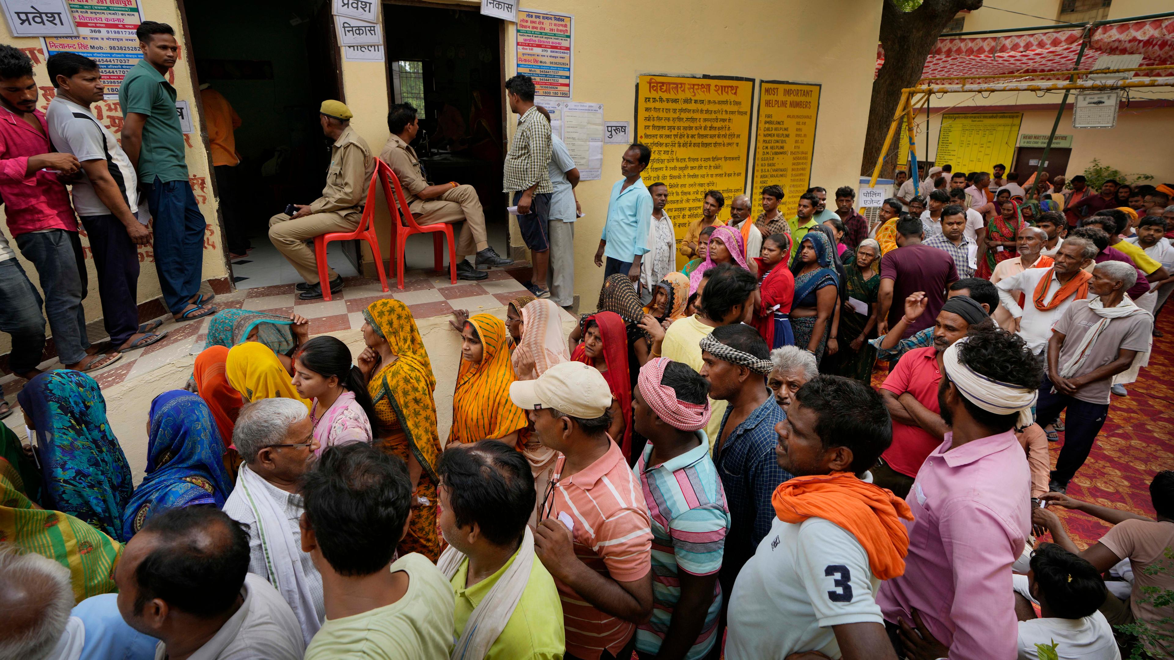 Indien, Varanasi: Menschen stehen in einer Schlange vor einem Wahllokal in Varanasi, um ihre Stimme während der letzten Runde der sechswöchigen nationalen Parlamentswahl abzugeben.