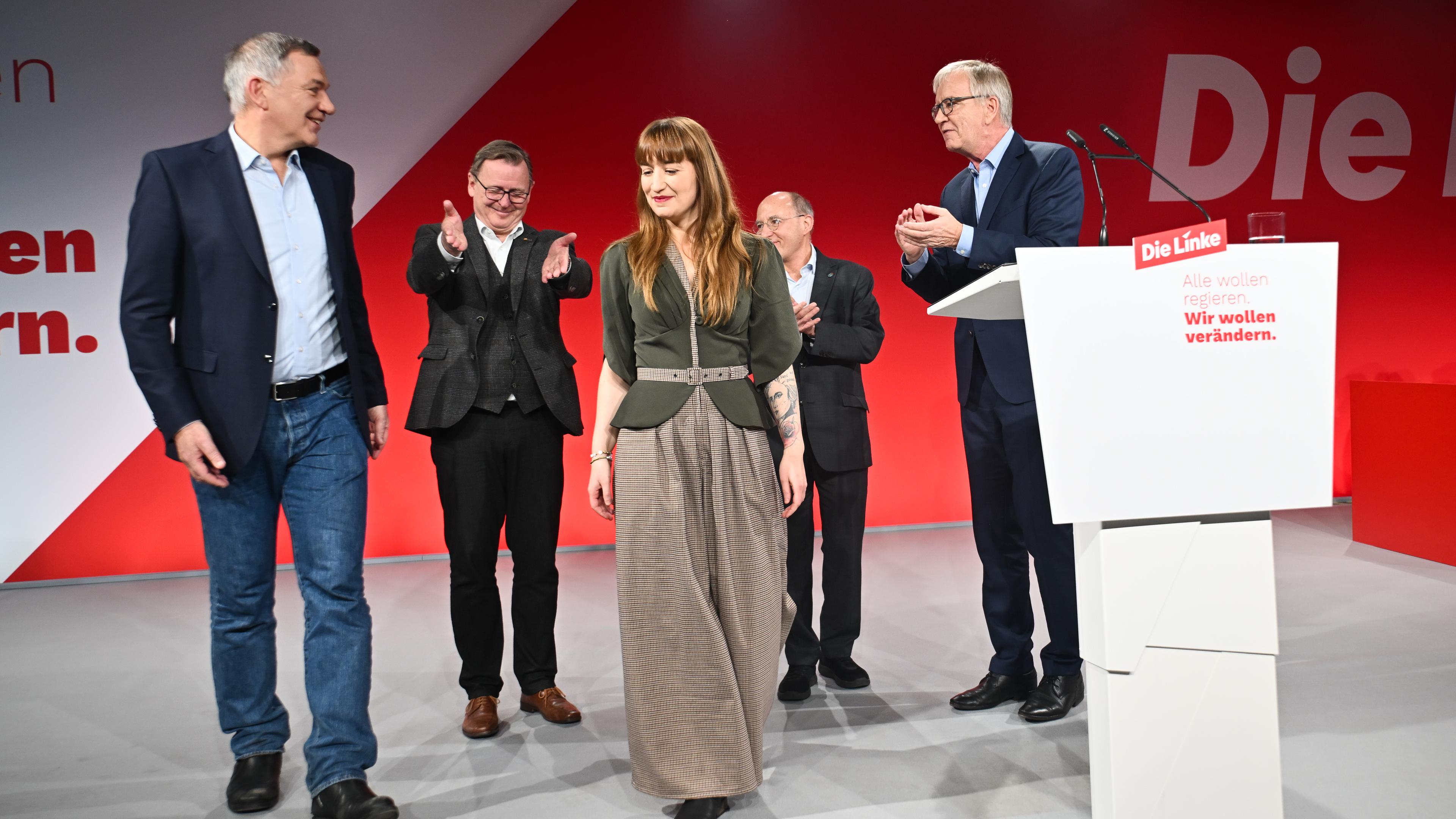 Jan van Aken, Bodo Ramelow, Heidi Reichinnek, Gregor Gysi und Dietmar Bartsch stehen während des Bundesparteitags der Linken zur Bundestagswahl 2025 auf der Bühne. 