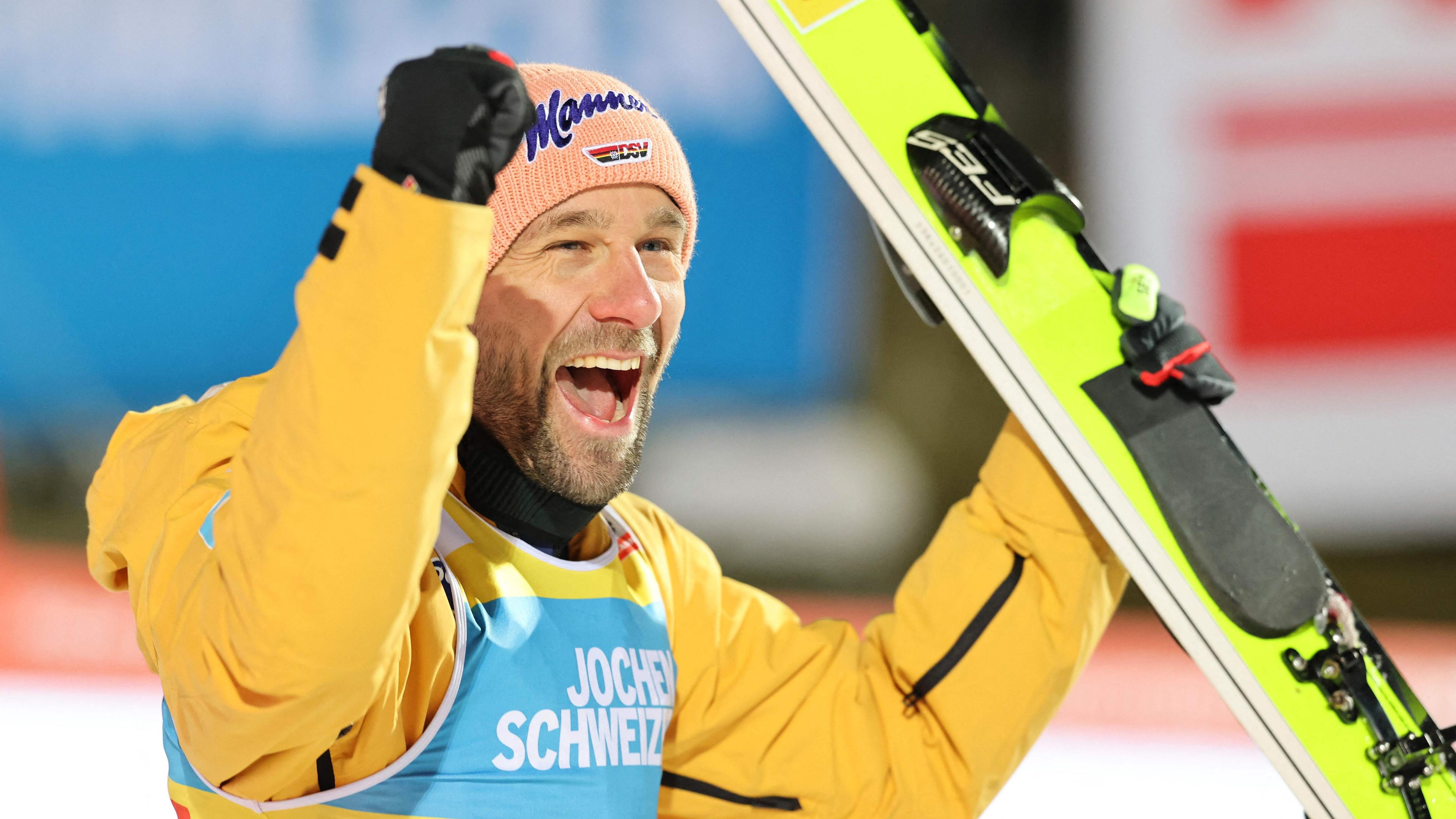 Pius Paschke bejubelt seinen Sieg im ersten Skispringen des Weltcups 2024 in Lillehammer