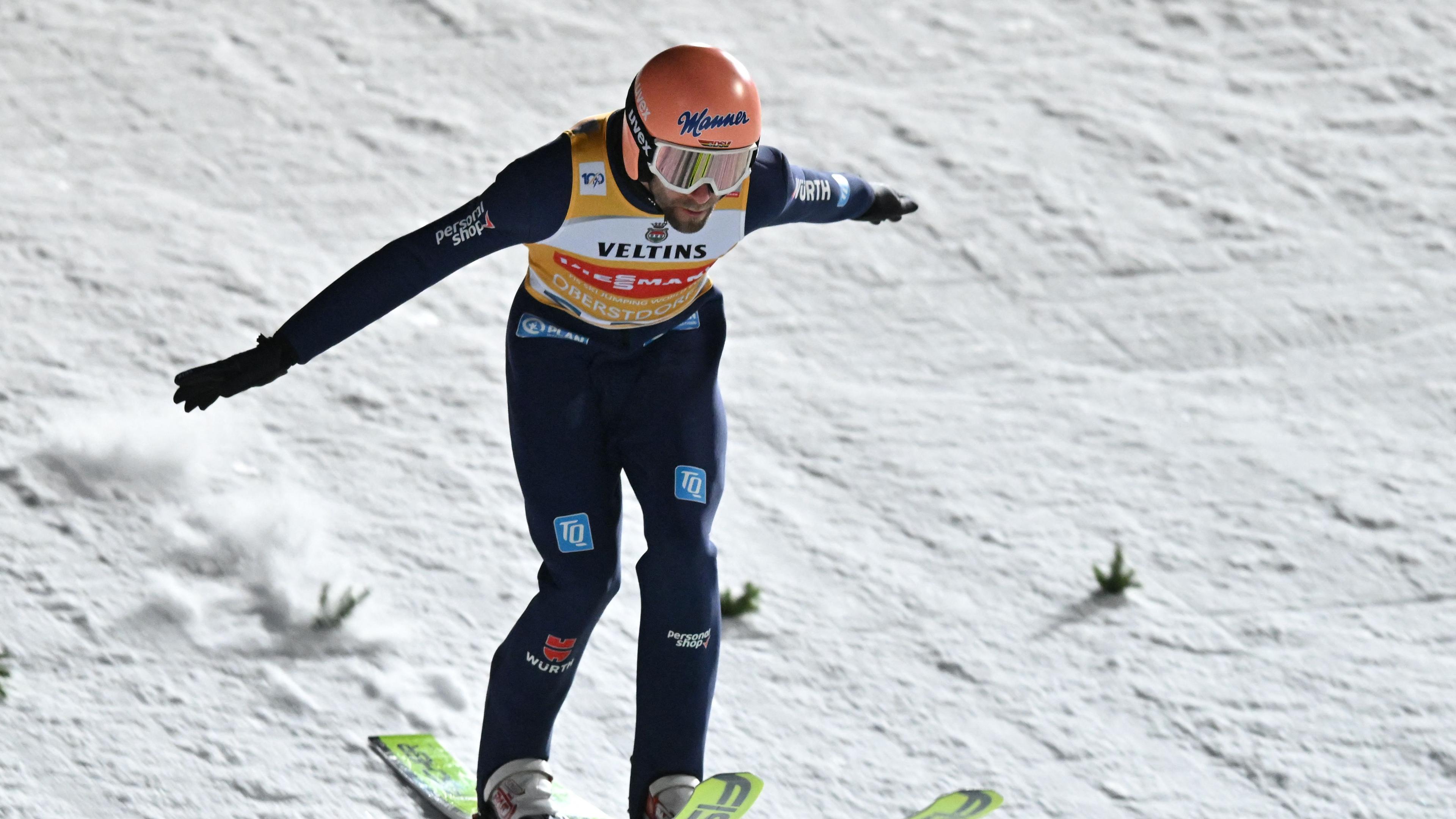 Pius Paschke landet einen Sprung in Oberstdorf bei der Vierschanzentournee