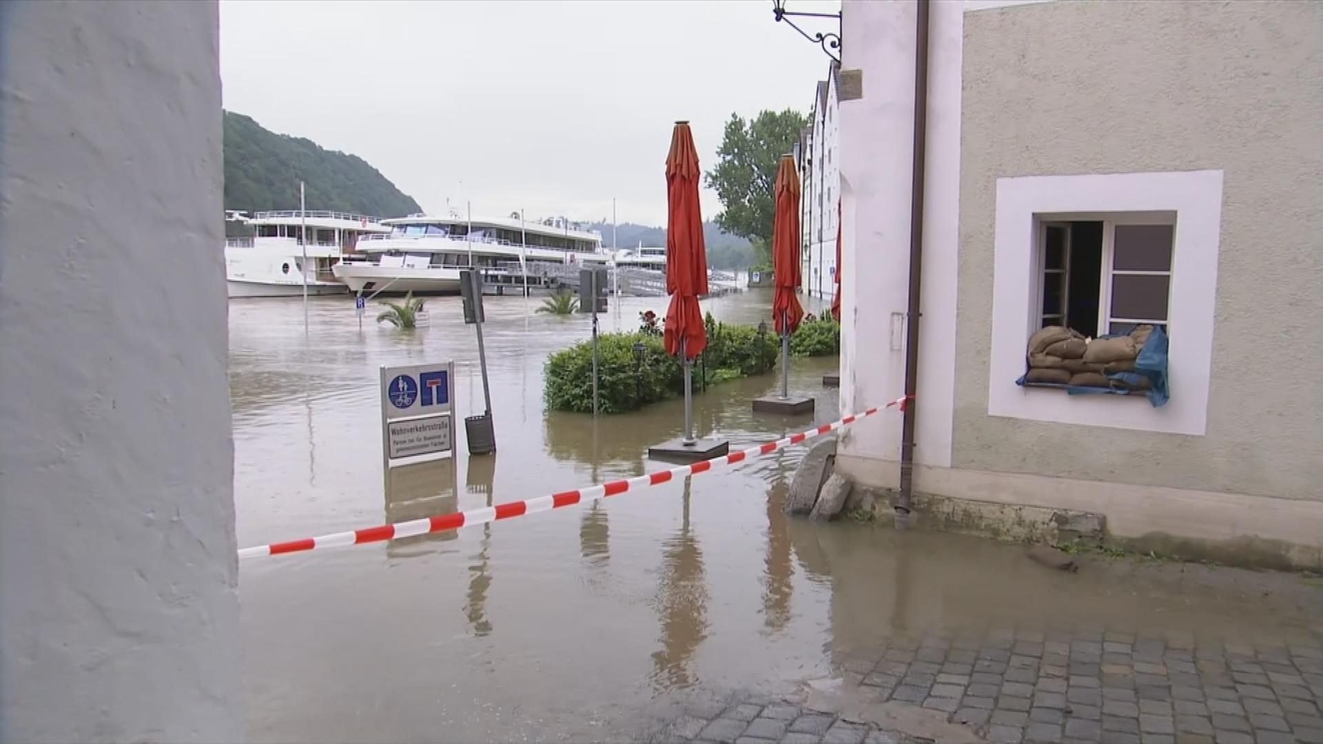 Hochwasser am Donauufer in Passau.
