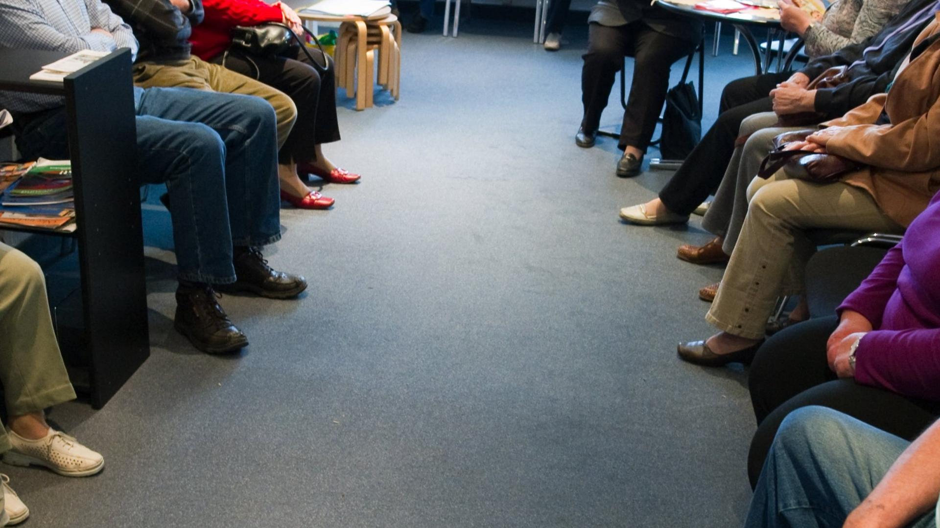 Patienten im Wartezimmer einer Arztpraxis, Archivbild