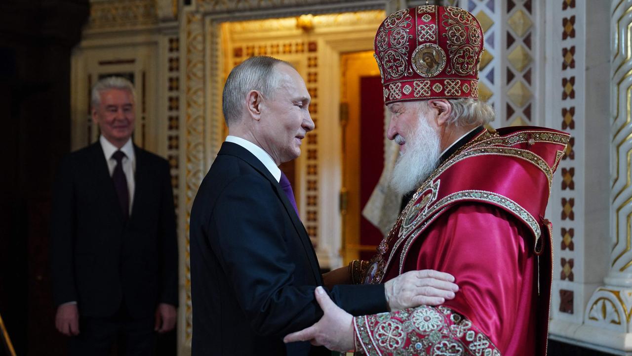 Russland Orthodoxe Christen feiern Ostern ZDFheute
