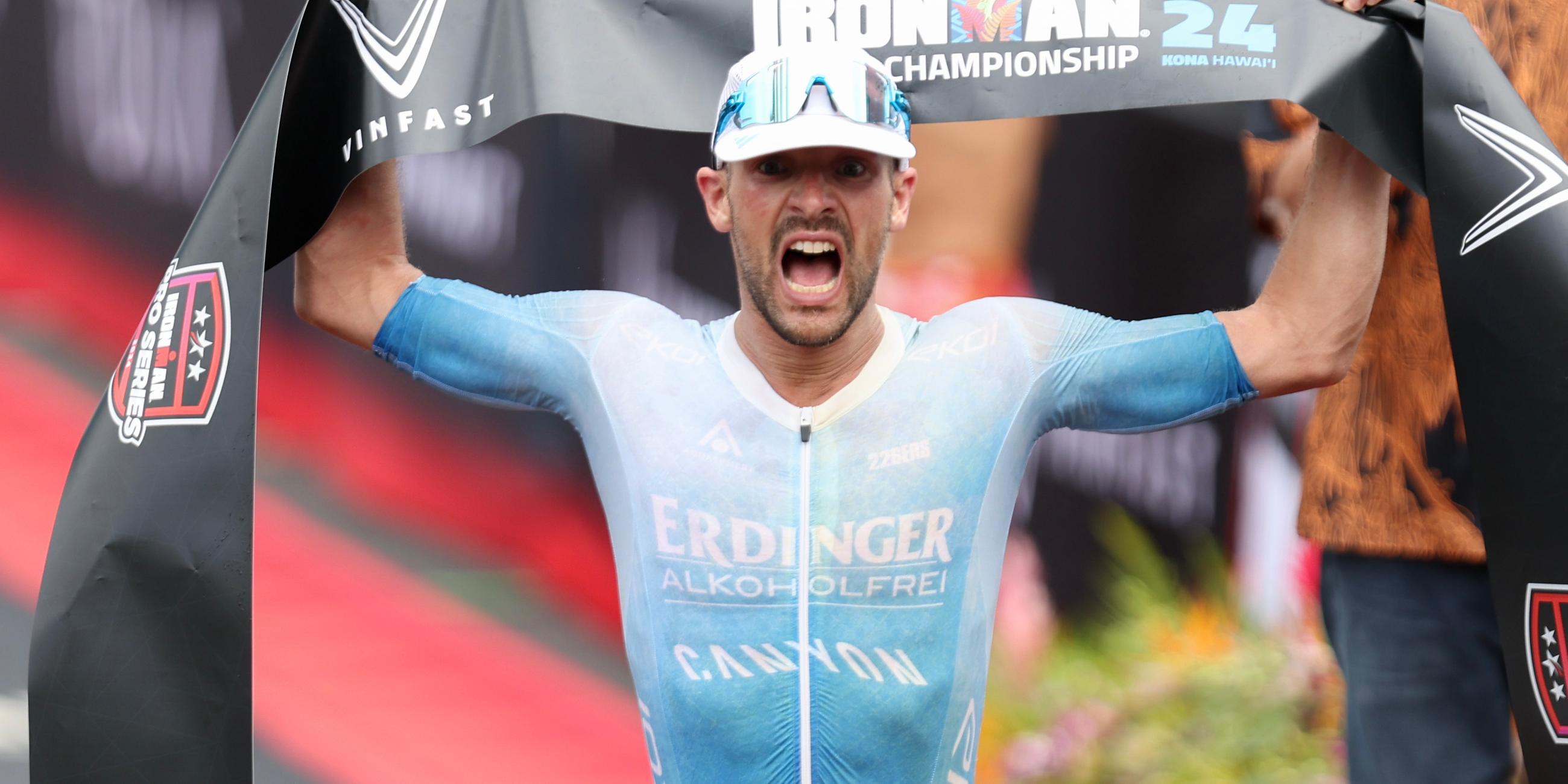 Triathlet Patrick Lange läuft beim Ironman 2024 auf Hawaii als erster über die Ziellinie und krönt sich zum Weltmeister.