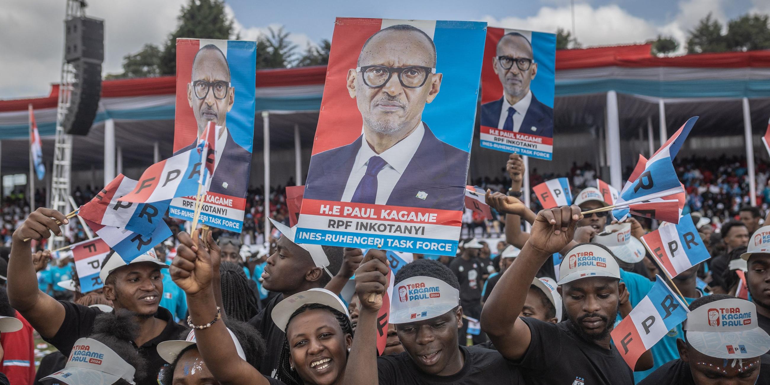 Unterstützer der Ruandischen Patriotischen Front (RPF) halten Fahnen in den Parteifarben und Poster mit dem Präsidenten Paul Kagame in die Höhe.