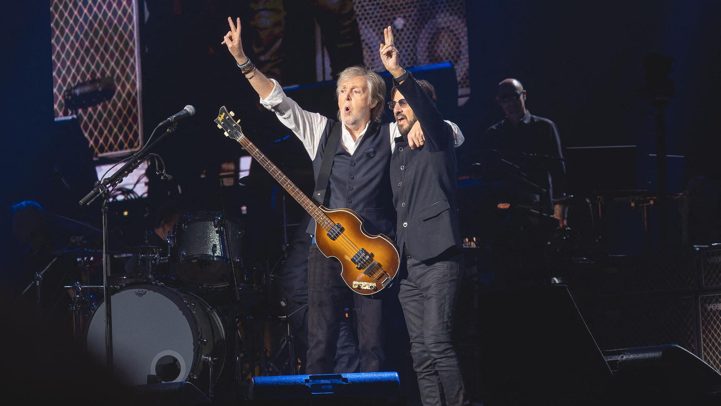 Paul McCartney und Ringo Starr stehen zusammen auf der Bühne.