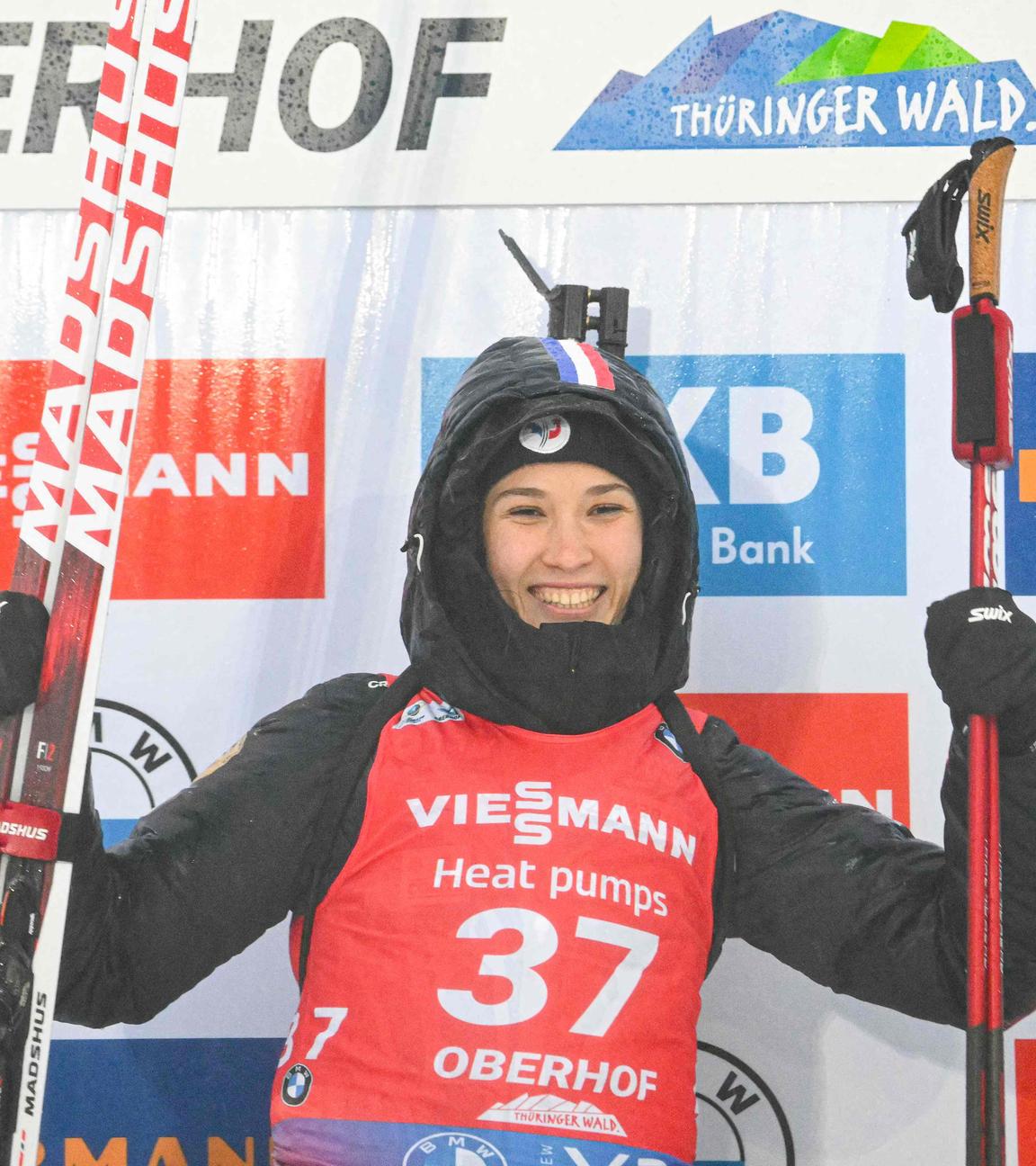 Paula Botet im Ziel bei der Siegerehrung zum Biathlon-Weltcup in Oberhof