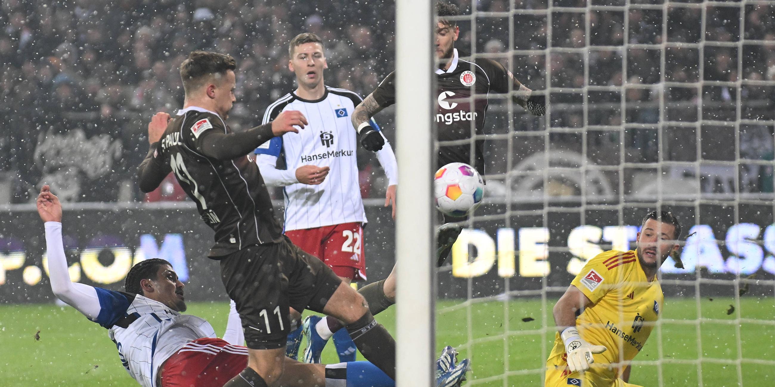 Kampf um den Ball im 5m Raum beim Spiel St. Pauli gegen HSV am 01.12.2023.